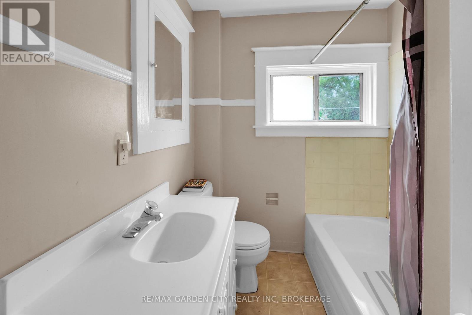 213 Geneva Street, St. Catharines, Ontario  L2R 4P9 - Photo 13 - X12361815