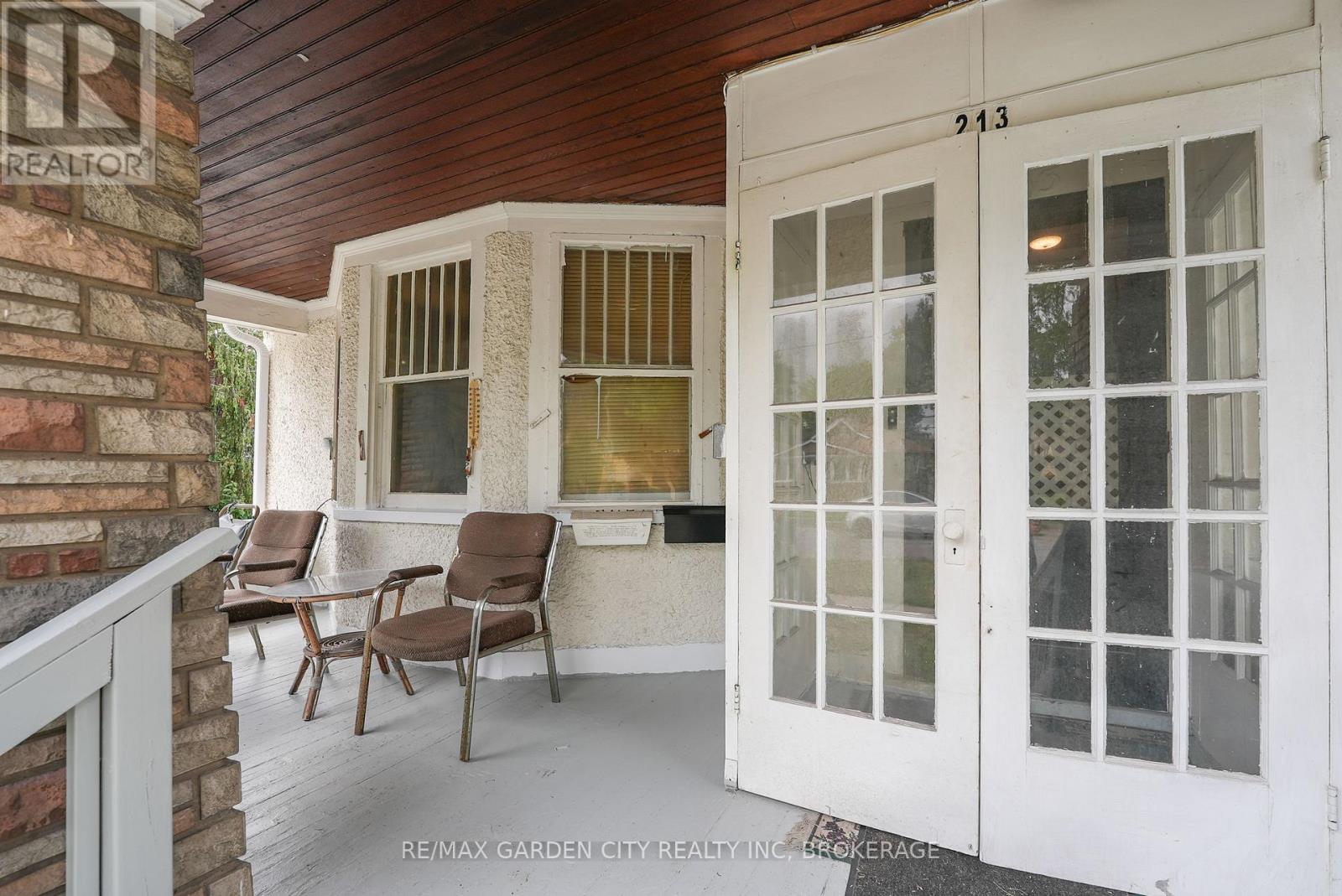 213 Geneva Street, St. Catharines, Ontario  L2R 4P9 - Photo 2 - X12361815