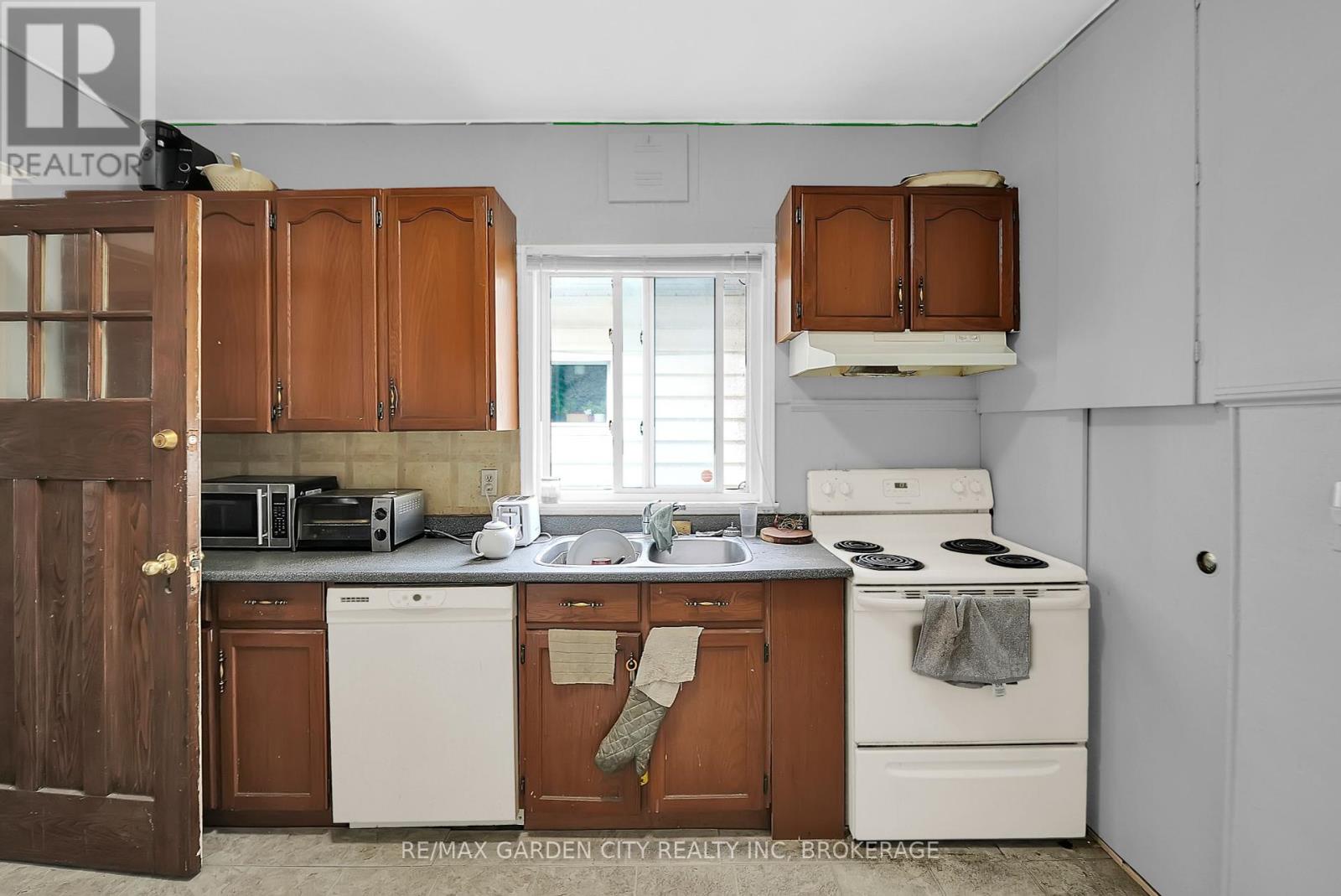 213 Geneva Street, St. Catharines, Ontario  L2R 4P9 - Photo 6 - X12361815