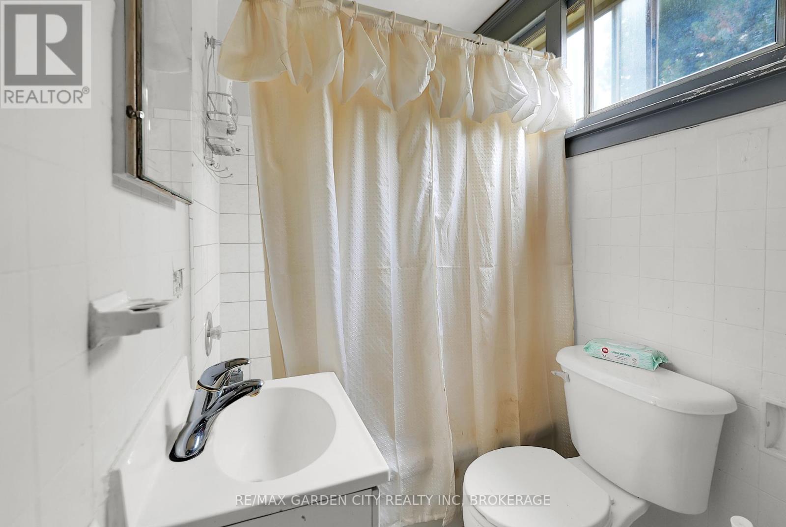 213 Geneva Street, St. Catharines, Ontario  L2R 4P9 - Photo 9 - X12361815