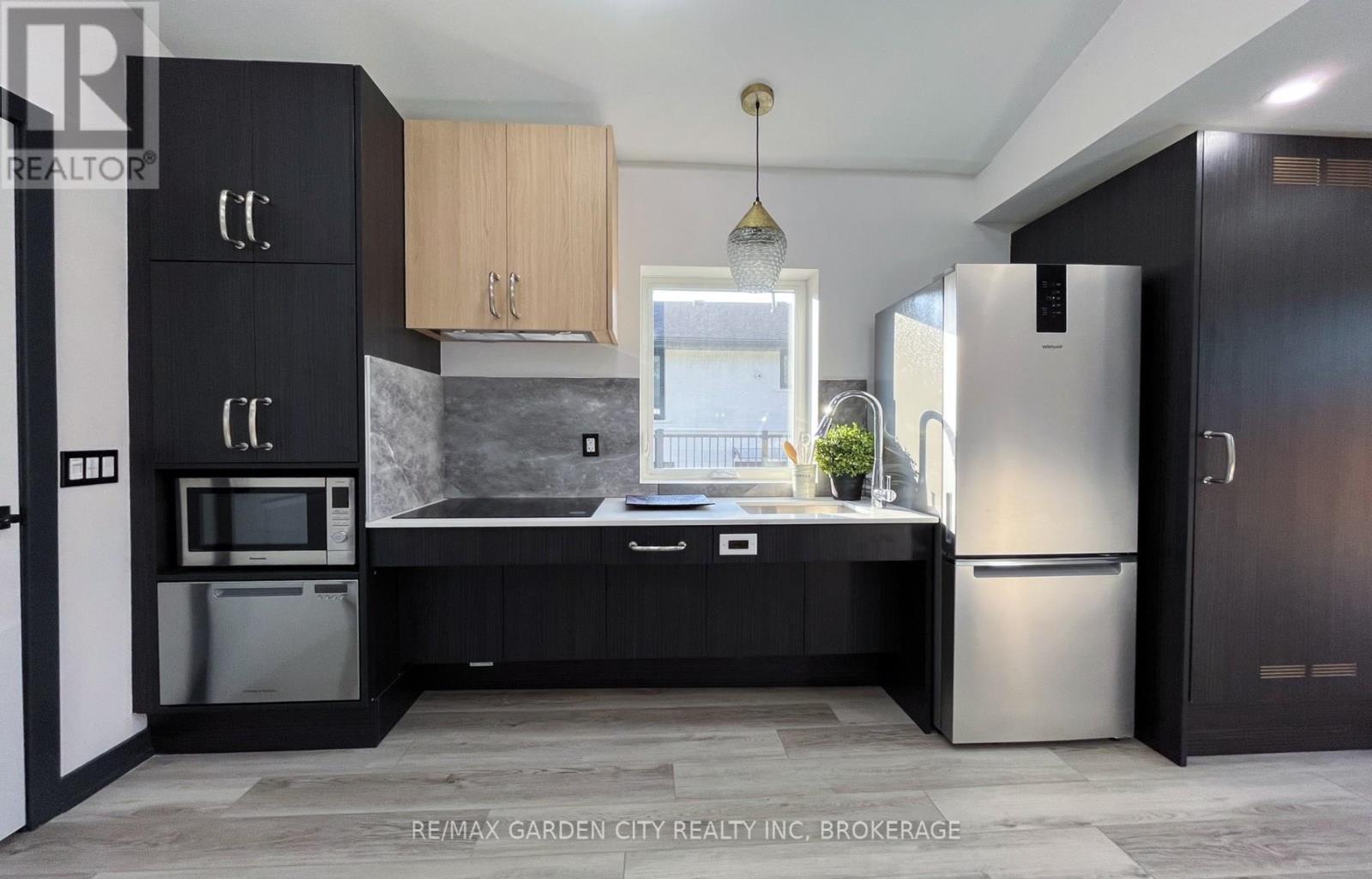 23 Warren Avenue, Hamilton, Ontario  L9A 3C7 - Photo 11 - X12363075