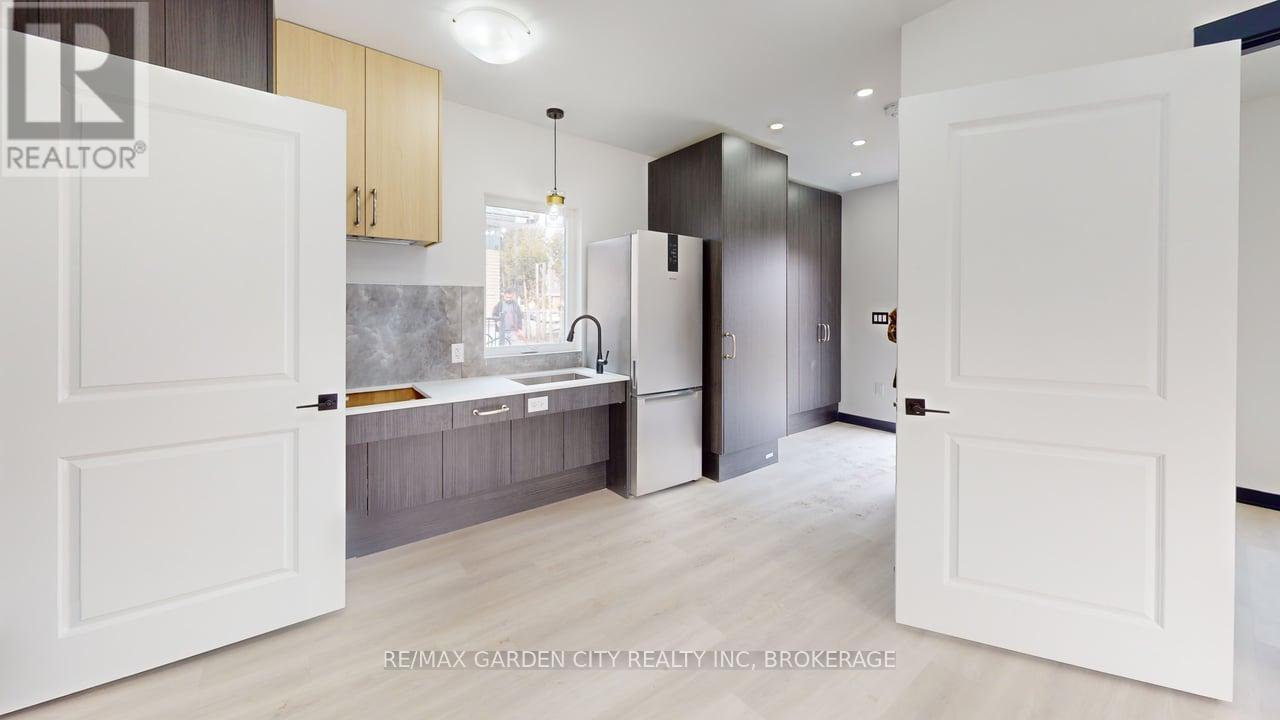 23 Warren Avenue, Hamilton, Ontario  L9A 3C7 - Photo 14 - X12363075