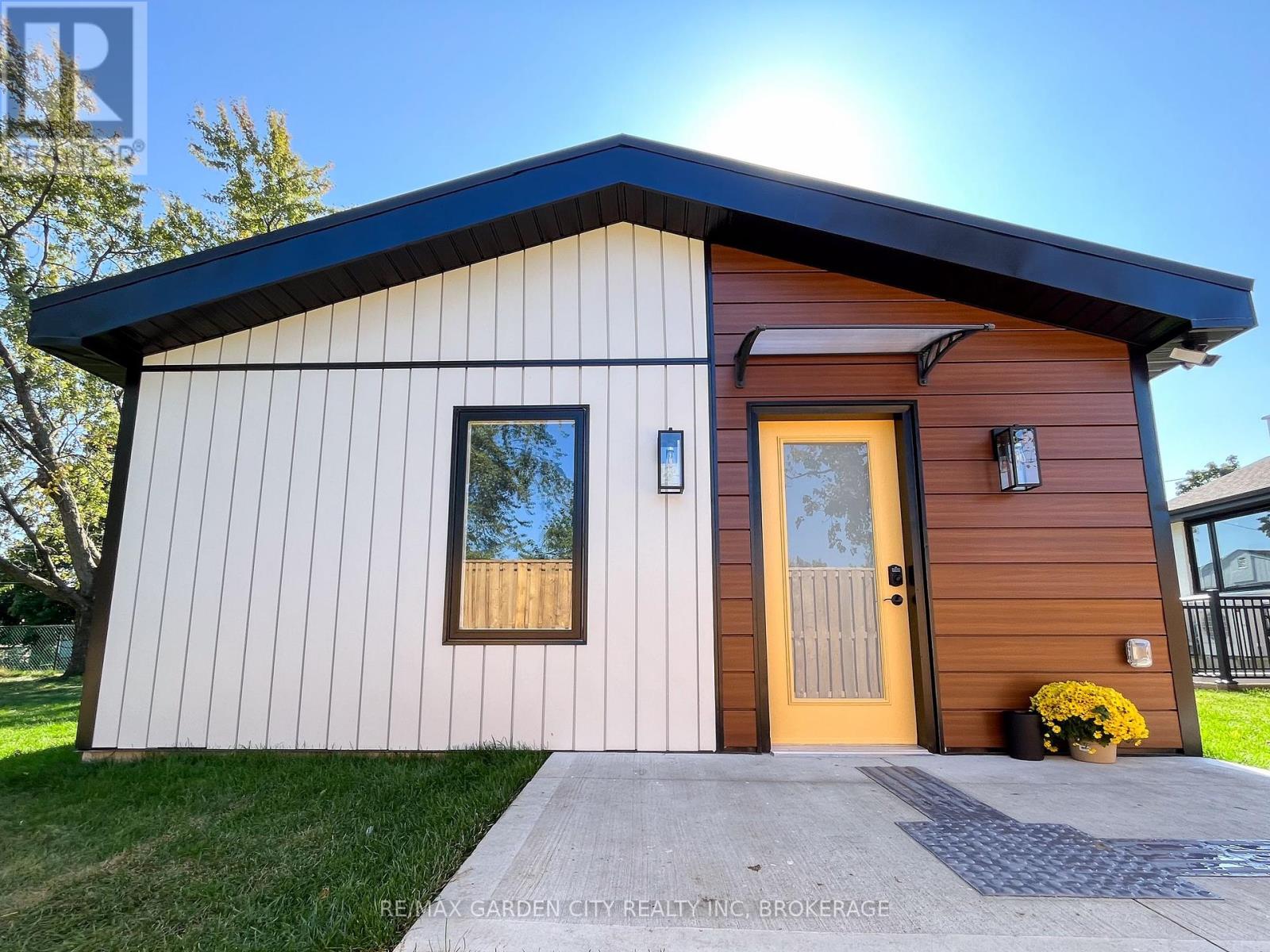 23 Warren Avenue, Hamilton, Ontario  L9A 3C7 - Photo 2 - X12363075