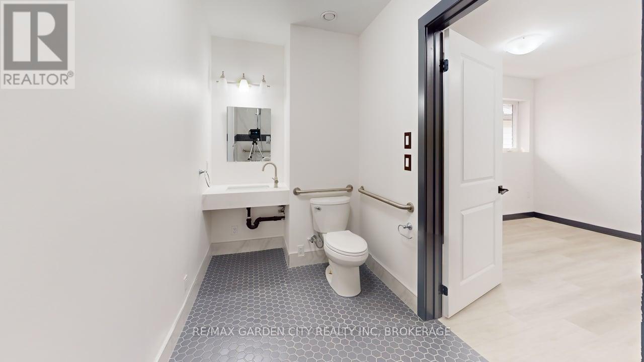 23 Warren Avenue, Hamilton, Ontario  L9A 3C7 - Photo 24 - X12363075