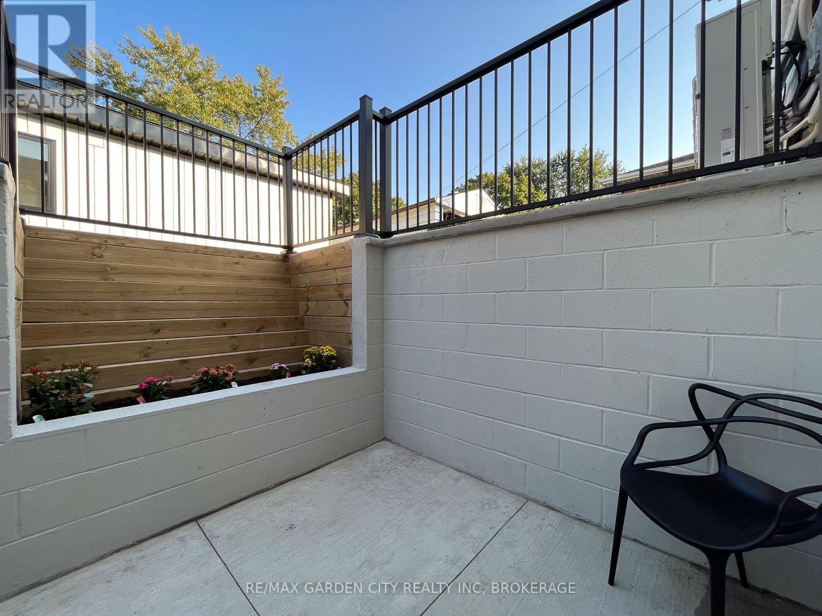 23 Warren Avenue, Hamilton, Ontario  L9A 3C7 - Photo 3 - X12363075