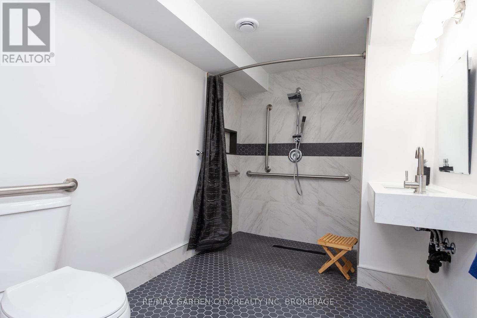 23 Warren Avenue, Hamilton, Ontario  L9A 3C7 - Photo 33 - X12363075