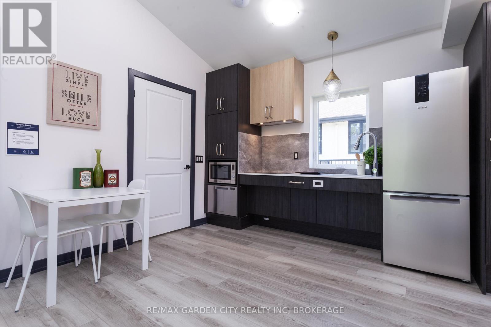 23 Warren Avenue, Hamilton, Ontario  L9A 3C7 - Photo 5 - X12363075