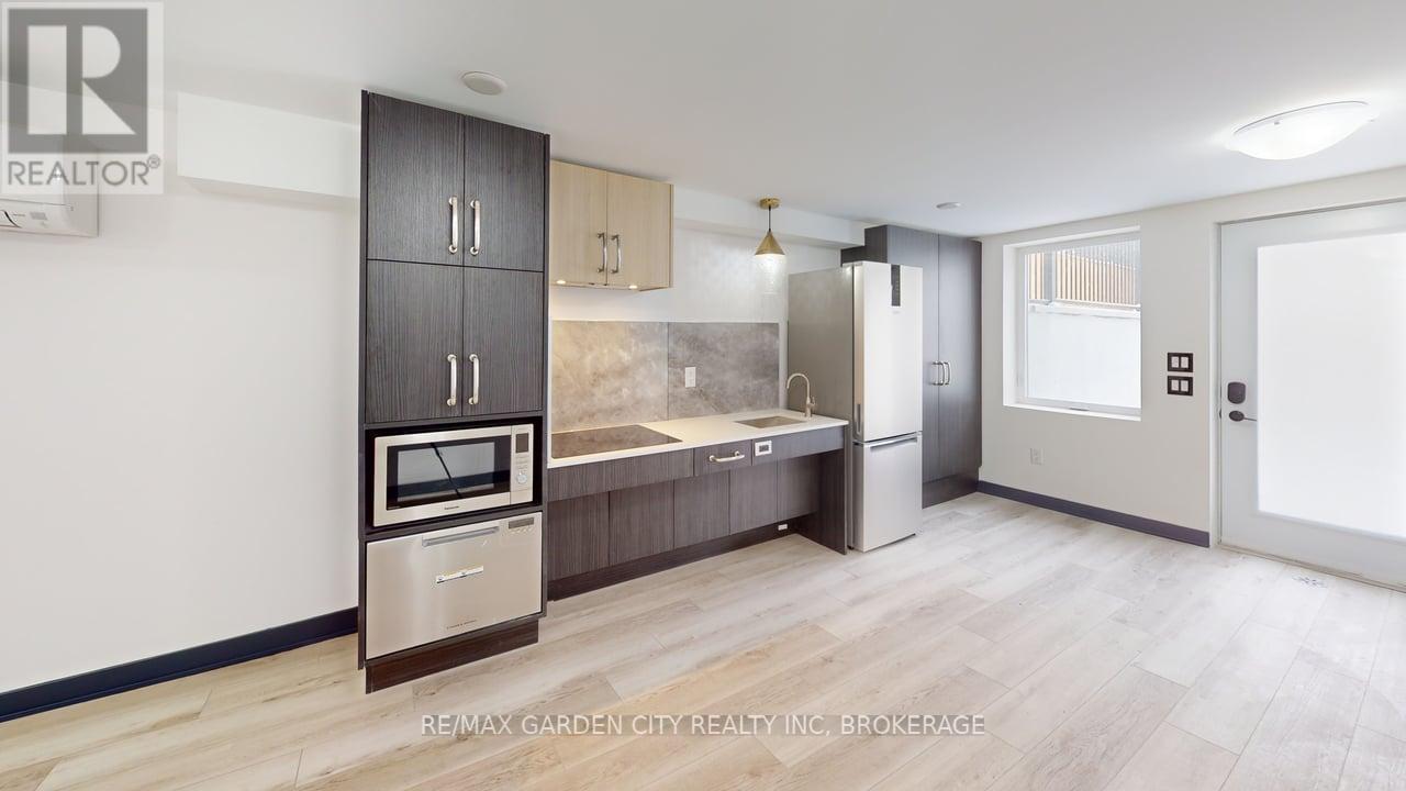 23 Warren Avenue, Hamilton, Ontario  L9A 3C7 - Photo 7 - X12363075