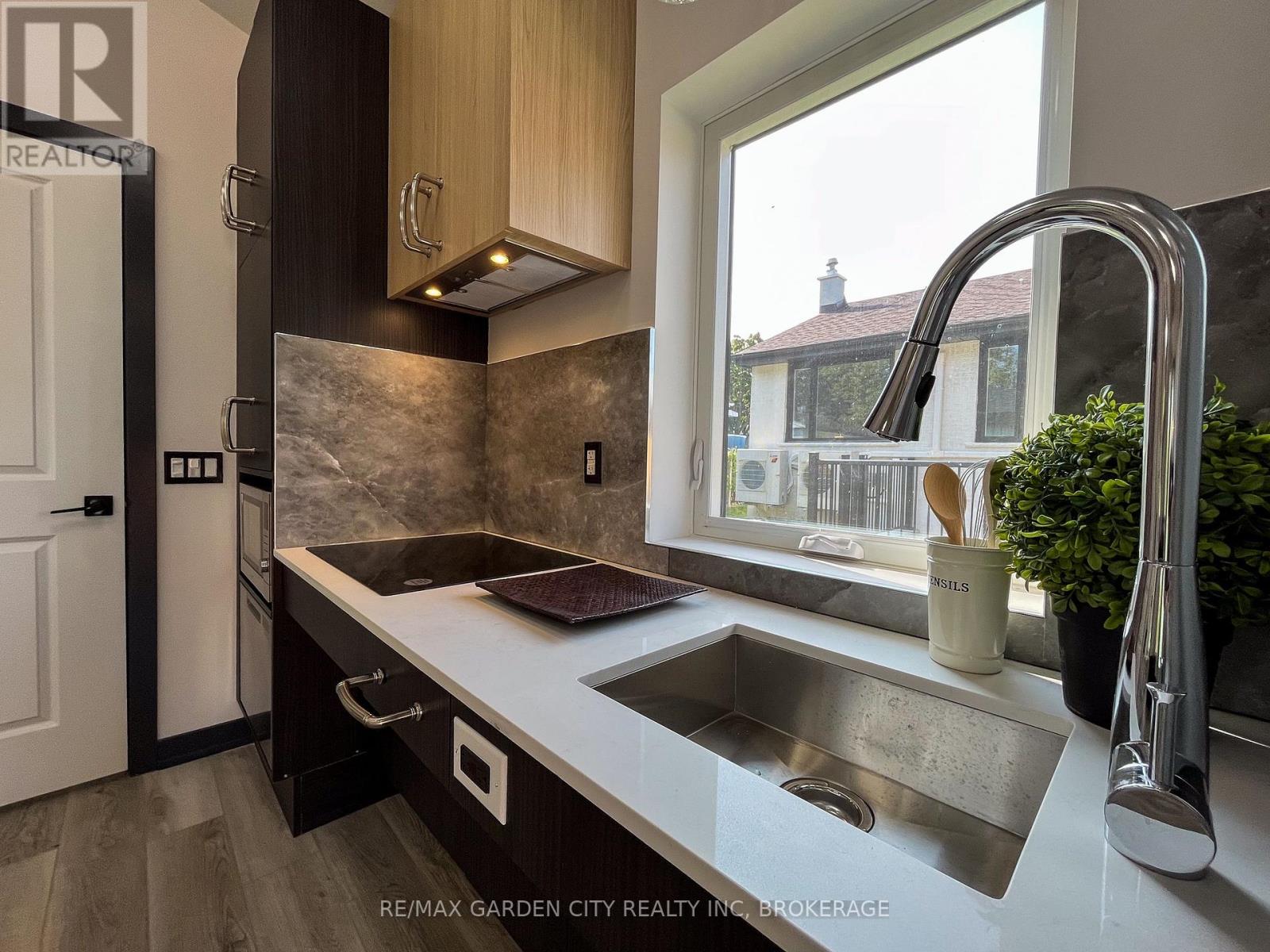 23 Warren Avenue, Hamilton, Ontario  L9A 3C7 - Photo 8 - X12363075