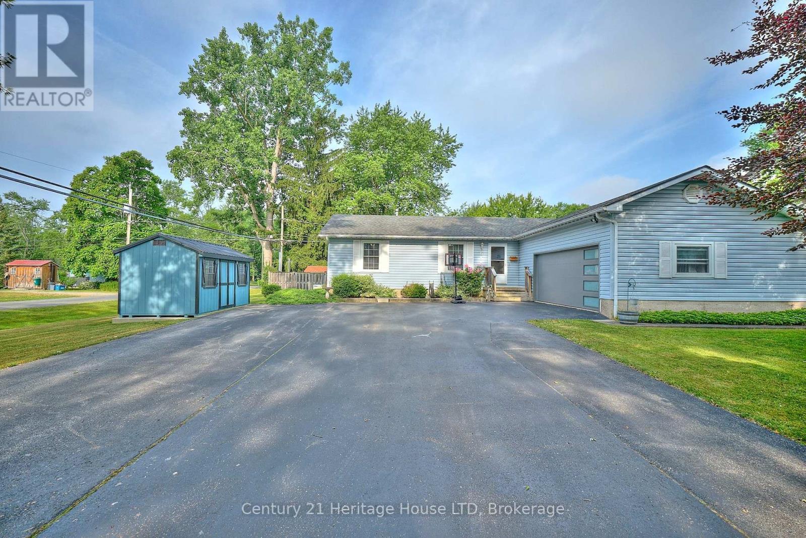 655 Parkdale Avenue, Fort Erie, Ontario  L2A 5B5 - Photo 2 - X12366378