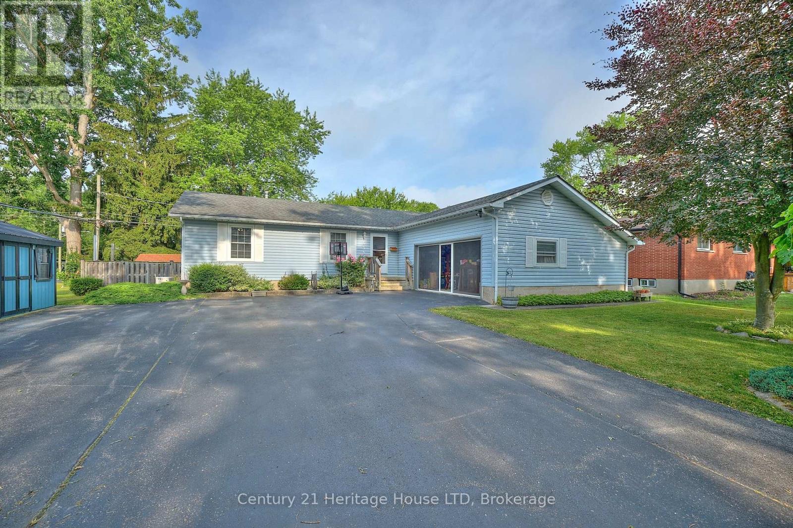 655 Parkdale Avenue, Fort Erie, Ontario  L2A 5B5 - Photo 3 - X12366378