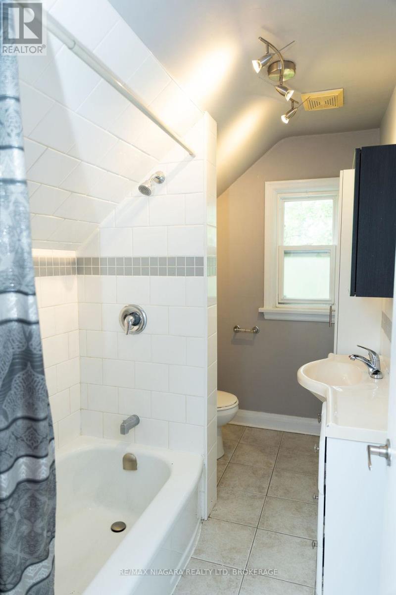 544 Ontario Street, St. Catharines, Ontario  L2N 6J7 - Photo 10 - X12369150