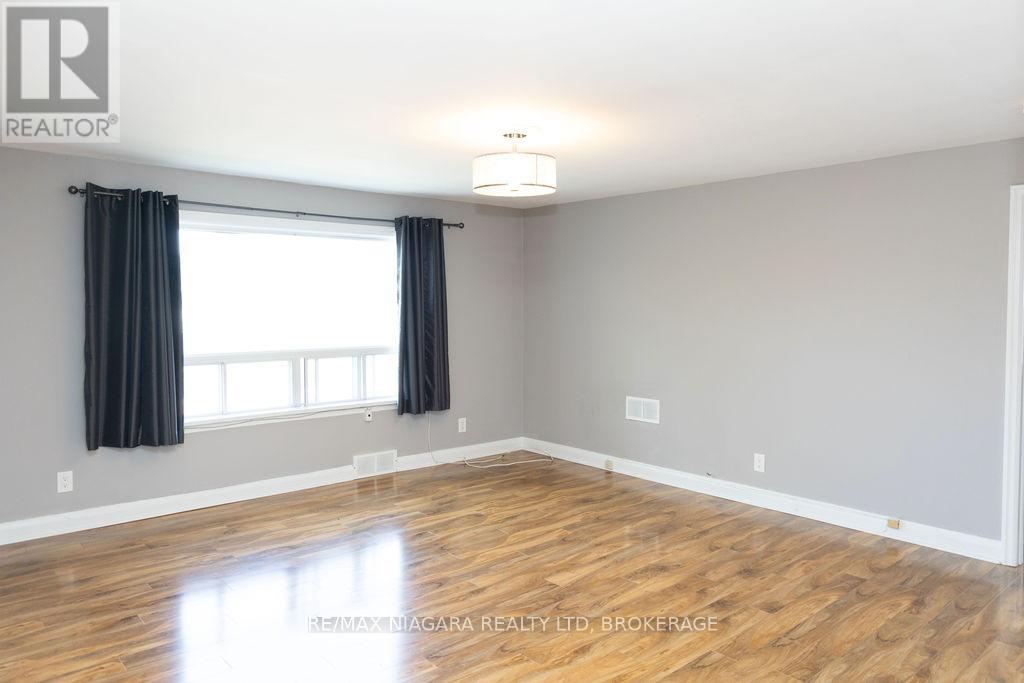 544 Ontario Street, St. Catharines, Ontario  L2N 6J7 - Photo 4 - X12369150