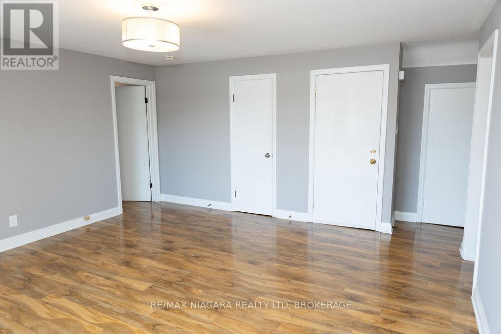 544 Ontario Street, St. Catharines, Ontario  L2N 6J7 - Photo 5 - X12369150