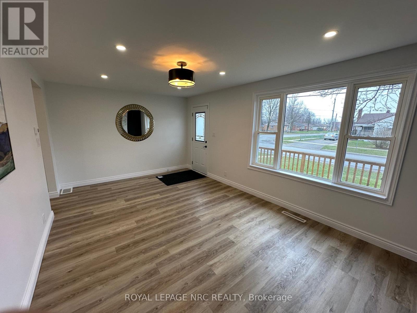 45 Catherine Street, Fort Erie, Ontario  L2A 2G8 - Photo 4 - X12369324