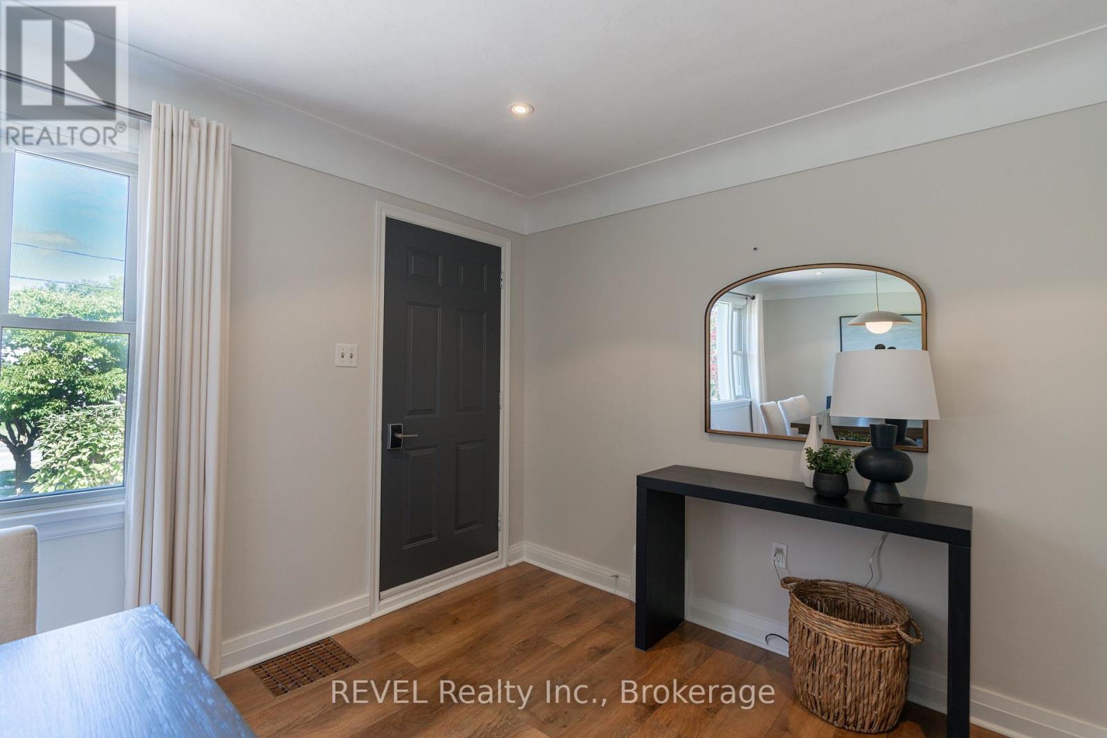 522 Mississagua Street, Niagara-On-The-Lake, Ontario  L0S 1J0 - Photo 2 - X12369484