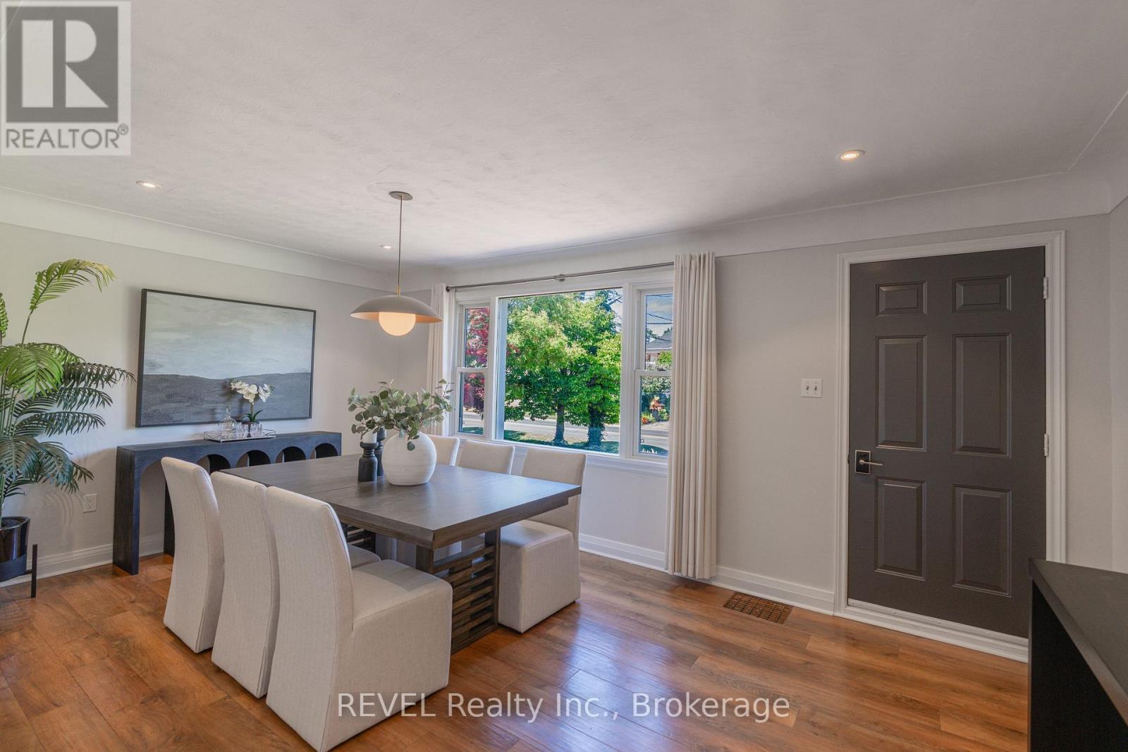 522 Mississagua Street, Niagara-On-The-Lake, Ontario  L0S 1J0 - Photo 3 - X12369484