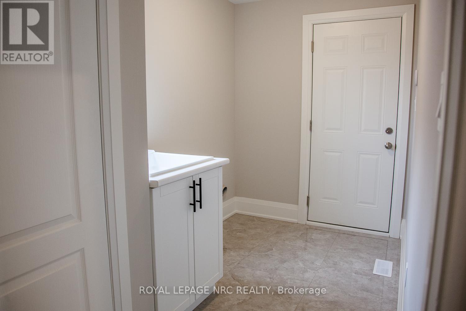 266 Palace Street, Thorold, Ontario  L2V 0N3 - Photo 17 - X12370219