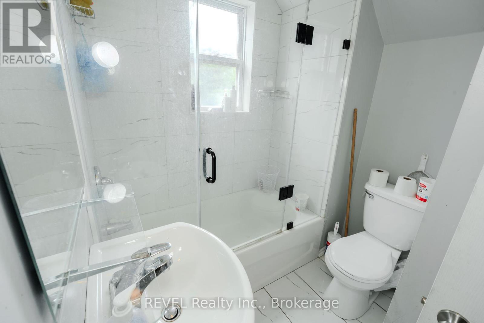 24 Imperial Street, Hamilton, Ontario  L8L 4E3 - Photo 11 - X12371182