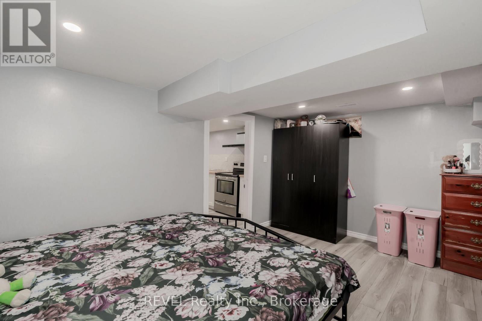 24 Imperial Street, Hamilton, Ontario  L8L 4E3 - Photo 22 - X12371182