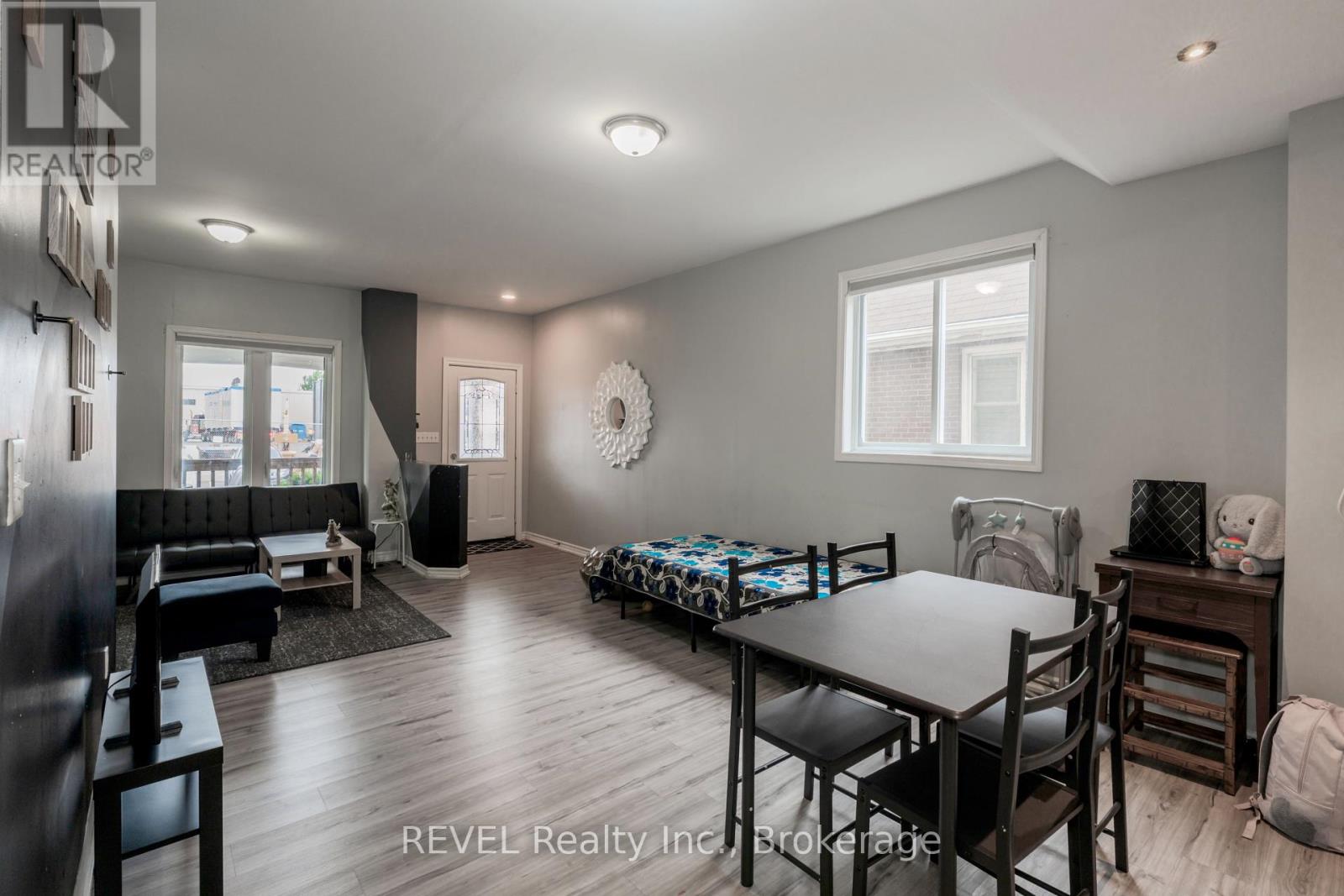 24 Imperial Street, Hamilton, Ontario  L8L 4E3 - Photo 4 - X12371182