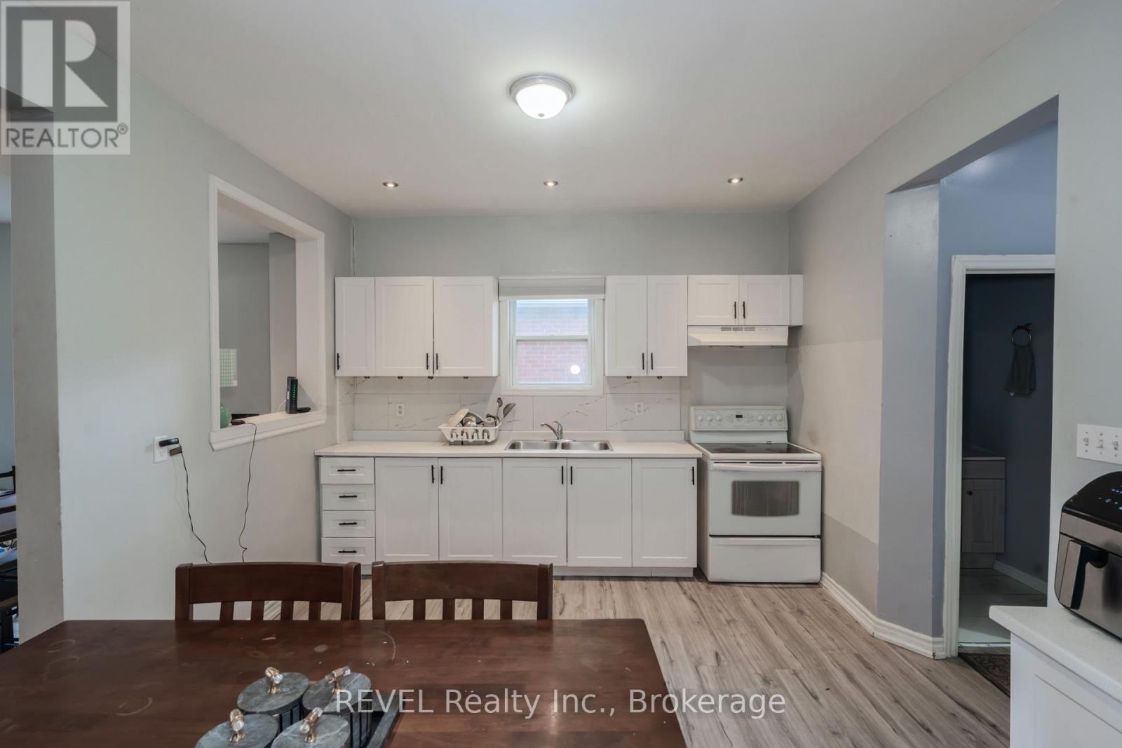 24 Imperial Street, Hamilton, Ontario  L8L 4E3 - Photo 8 - X12371182