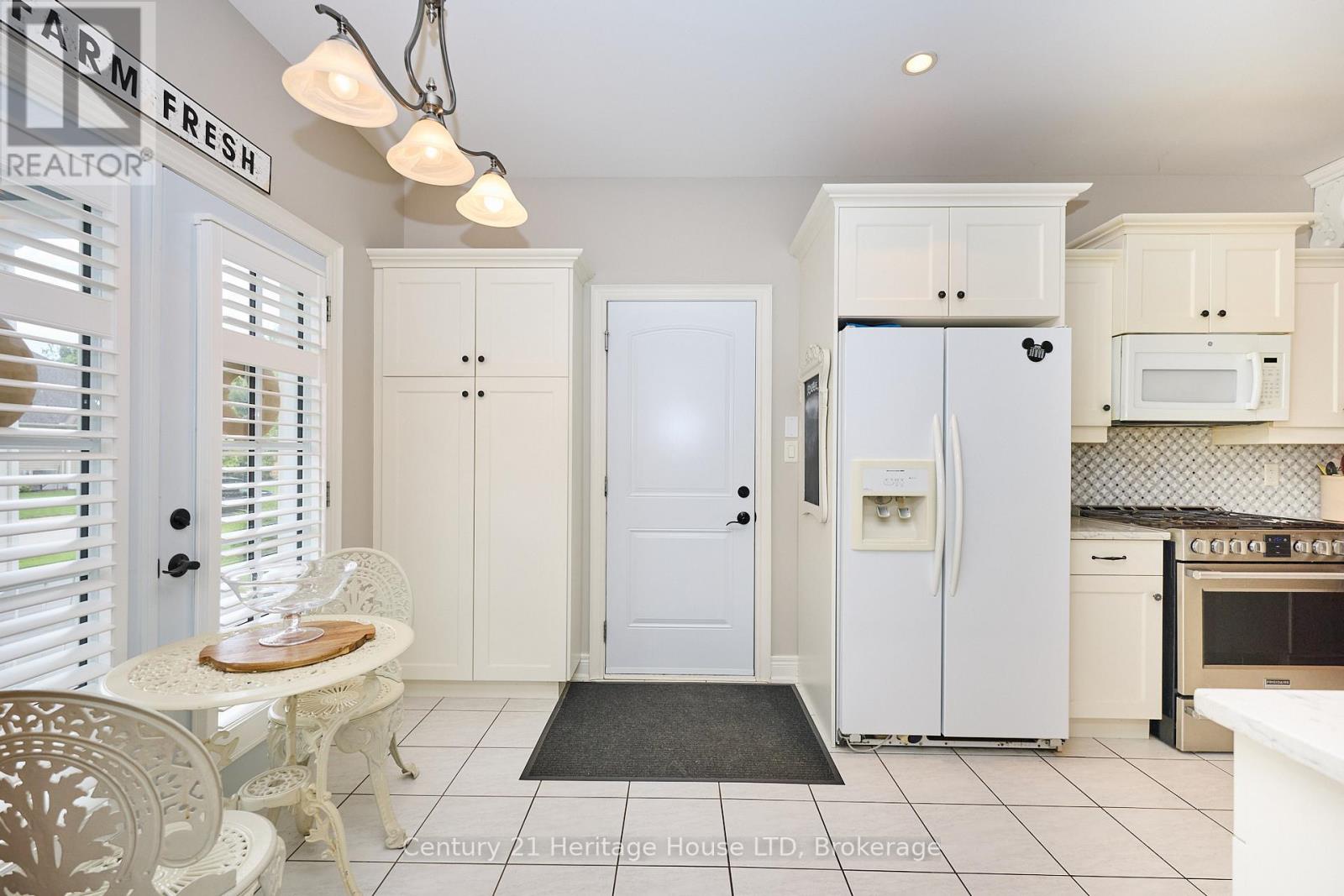 32 Sunrise Court, Fort Erie, Ontario  L0S 1N0 - Photo 9 - X12371468