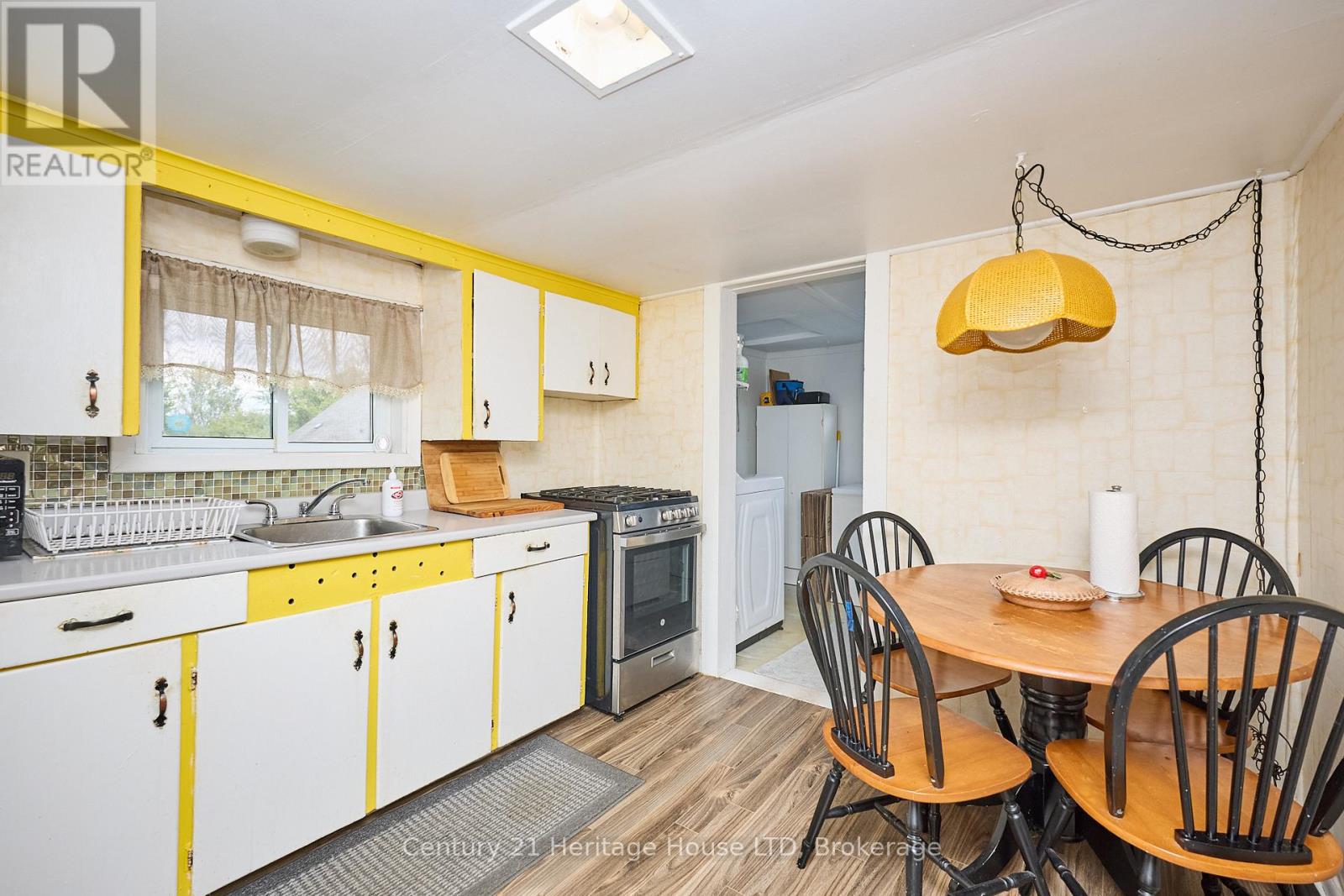 690 Bridge Street, Fort Erie, Ontario  L2A 5M4 - Photo 11 - X12373802