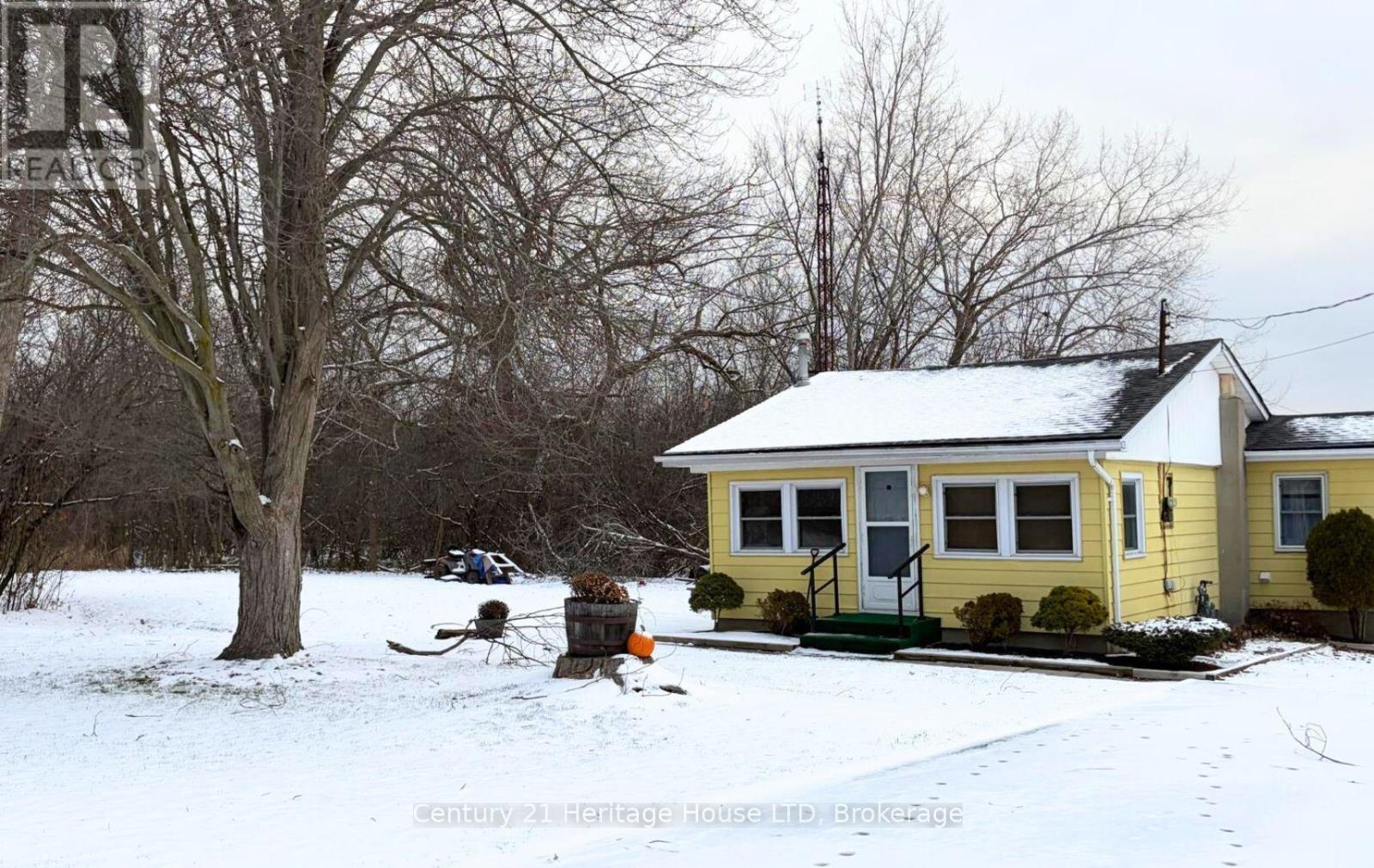 690 Bridge Street, Fort Erie, Ontario  L2A 5M4 - Photo 2 - X12373802