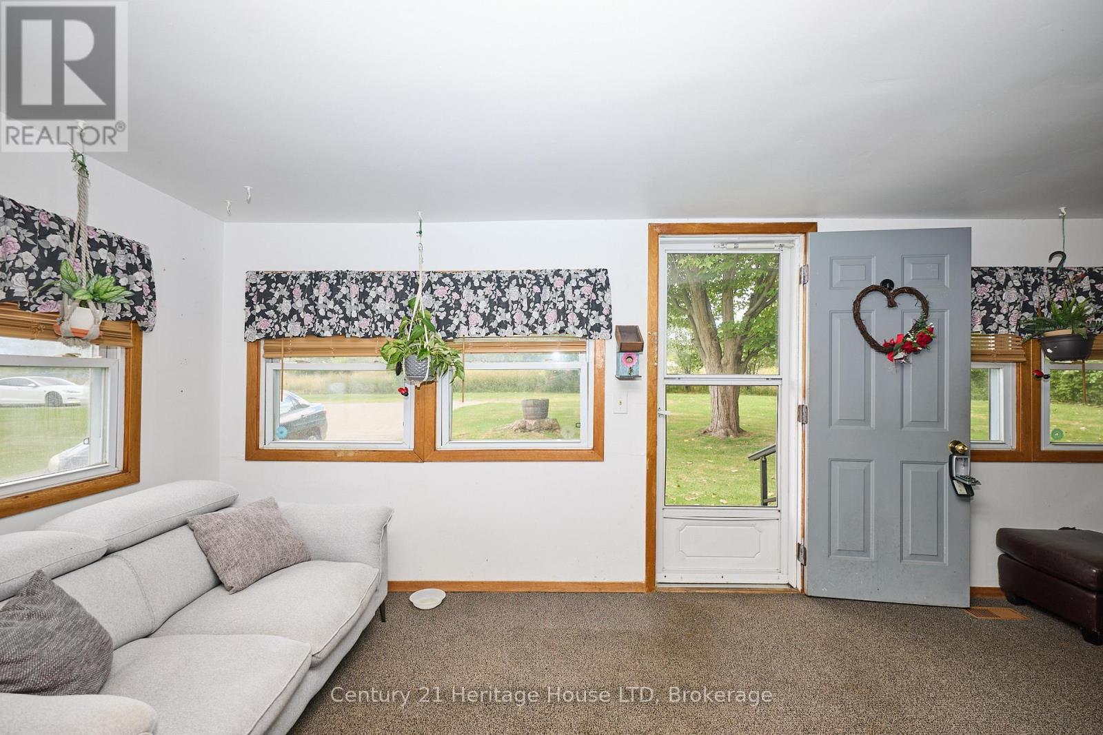 690 Bridge Street, Fort Erie, Ontario  L2A 5M4 - Photo 3 - X12373802