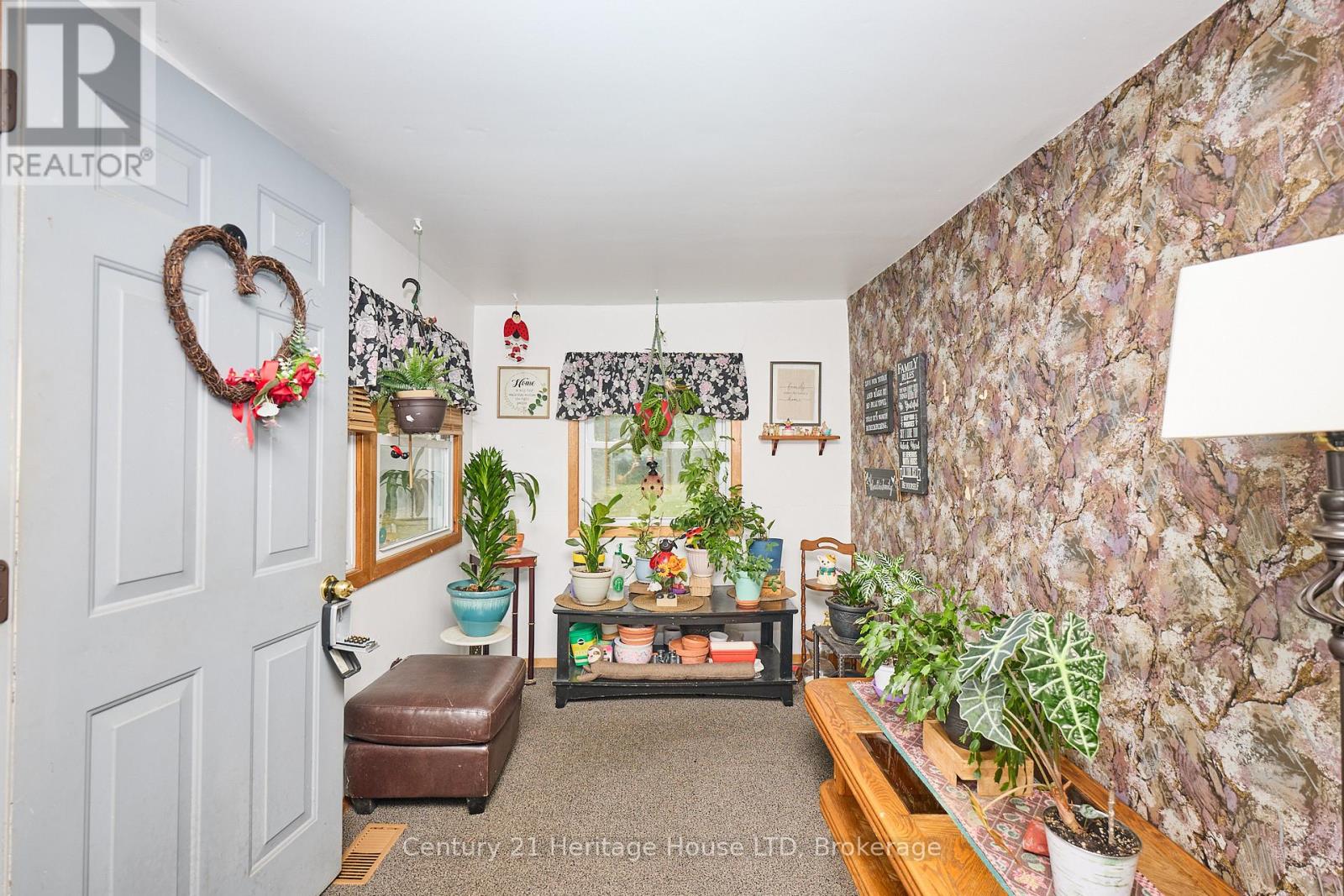 690 Bridge Street, Fort Erie, Ontario  L2A 5M4 - Photo 5 - X12373802