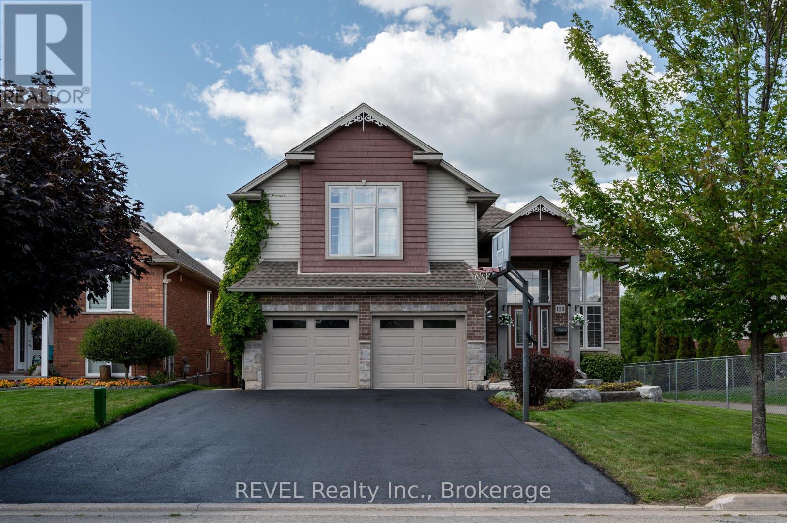 123 Michelle Court, Welland, Ontario  L3C 0A2 - Photo 2 - X12373891