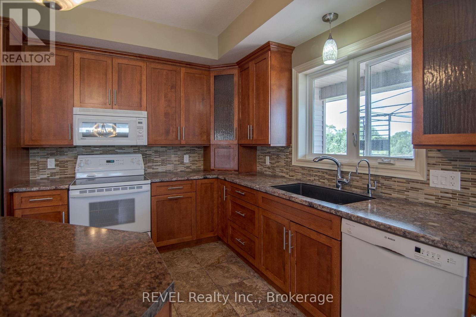 123 Michelle Court, Welland, Ontario  L3C 0A2 - Photo 9 - X12373891