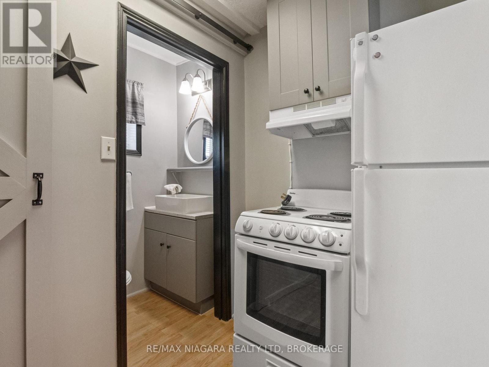 61 Queen Street, Fort Erie, Ontario  L2A 1T7 - Photo 13 - X12373939