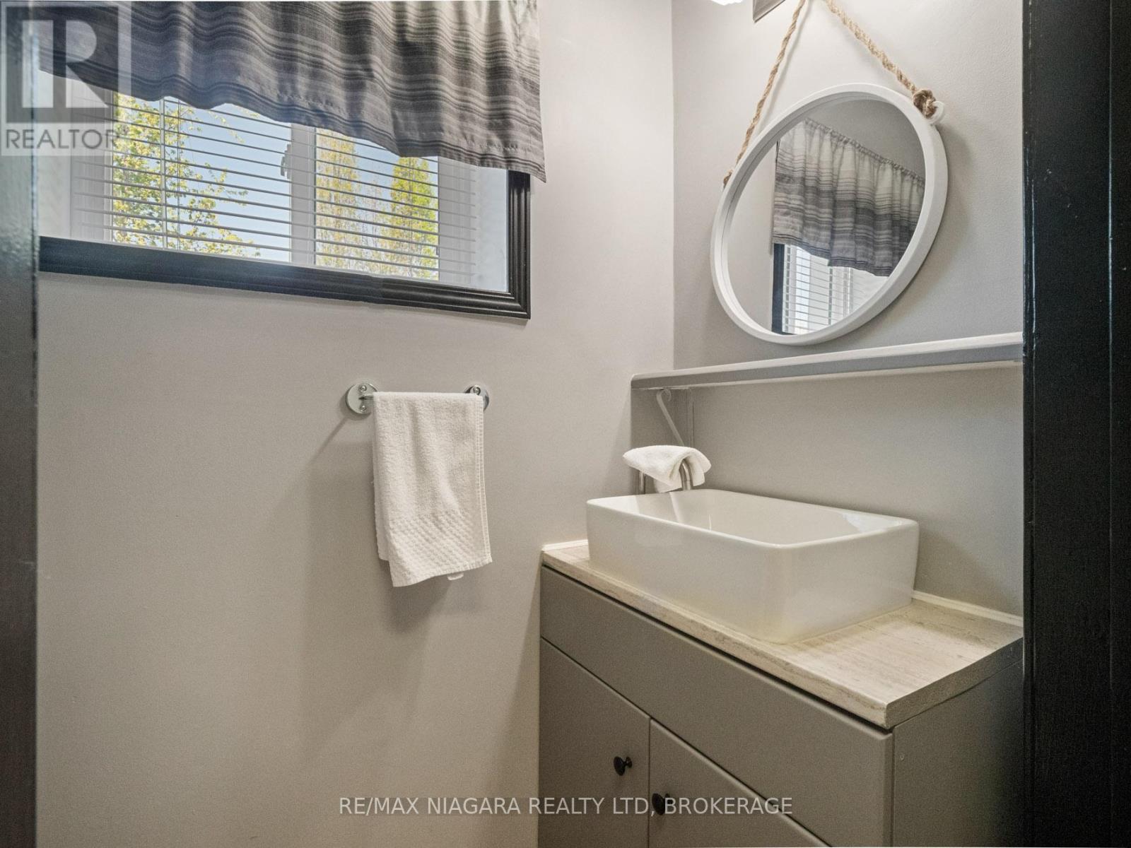 61 Queen Street, Fort Erie, Ontario  L2A 1T7 - Photo 14 - X12373939