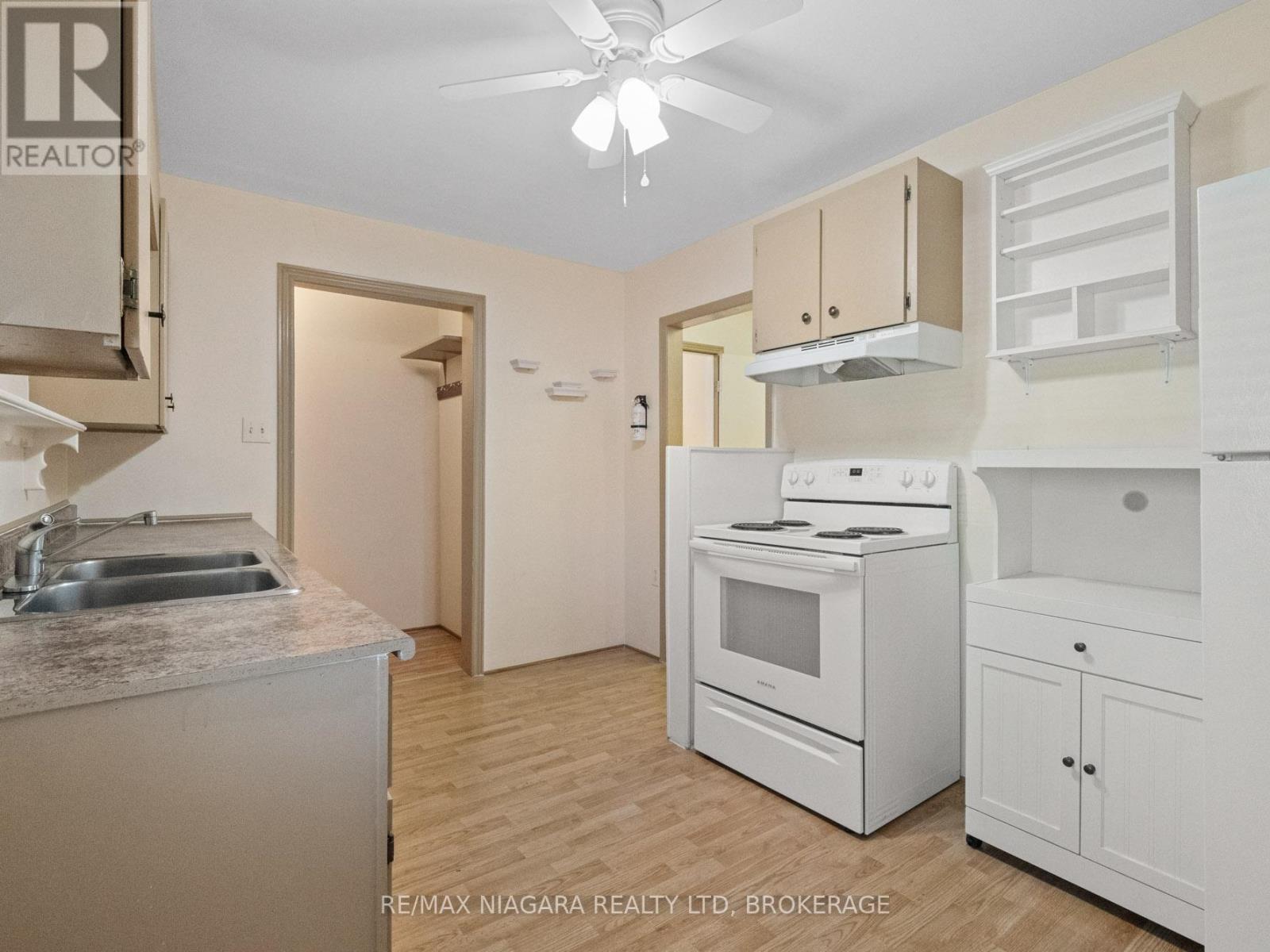 61 Queen Street, Fort Erie, Ontario  L2A 1T7 - Photo 4 - X12373939