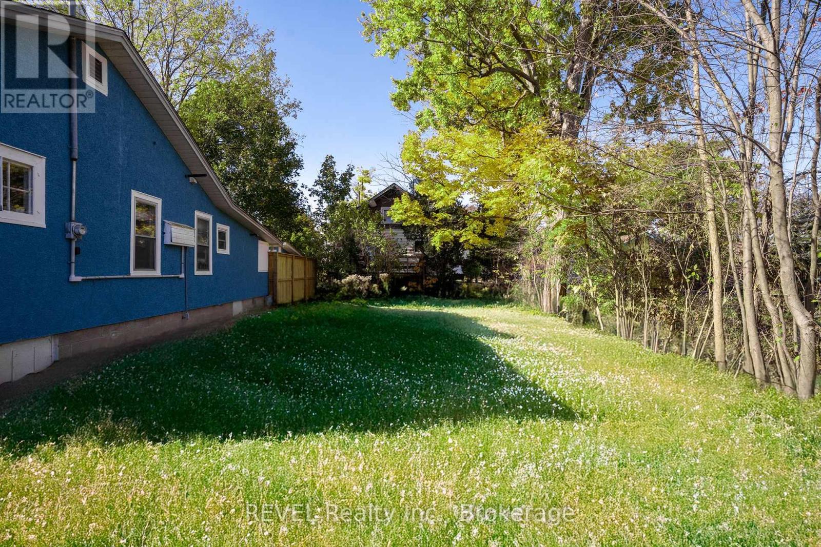 405 Oxford Avenue, Fort Erie, Ontario  L0S 1B0 - Photo 3 - X12376538