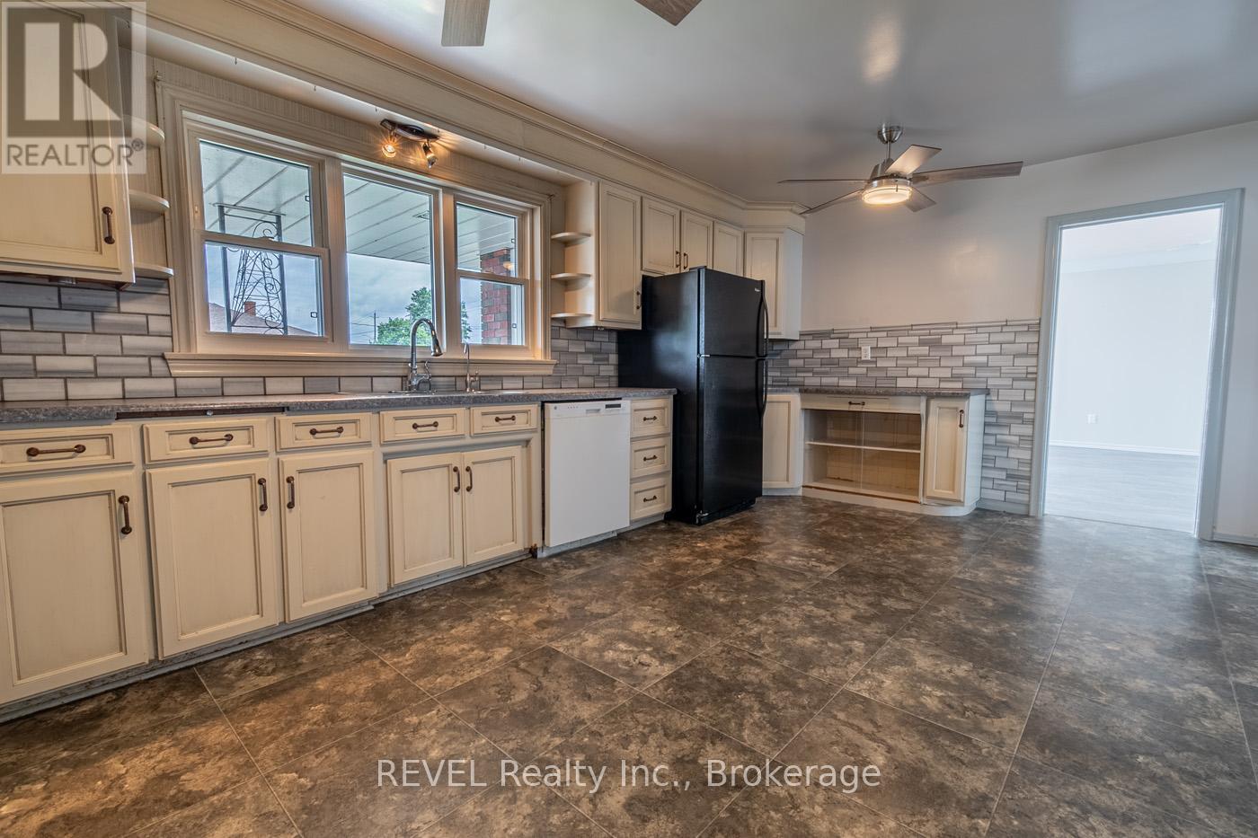 181 Cross Street, Port Colborne, Ontario  L3K 1L7 - Photo 16 - X12377826