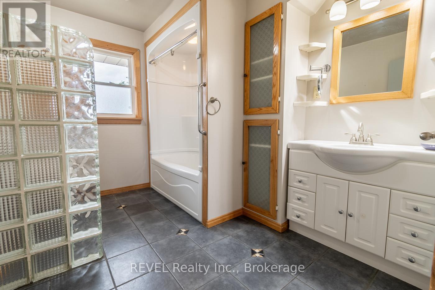 181 Cross Street, Port Colborne, Ontario  L3K 1L7 - Photo 23 - X12377826