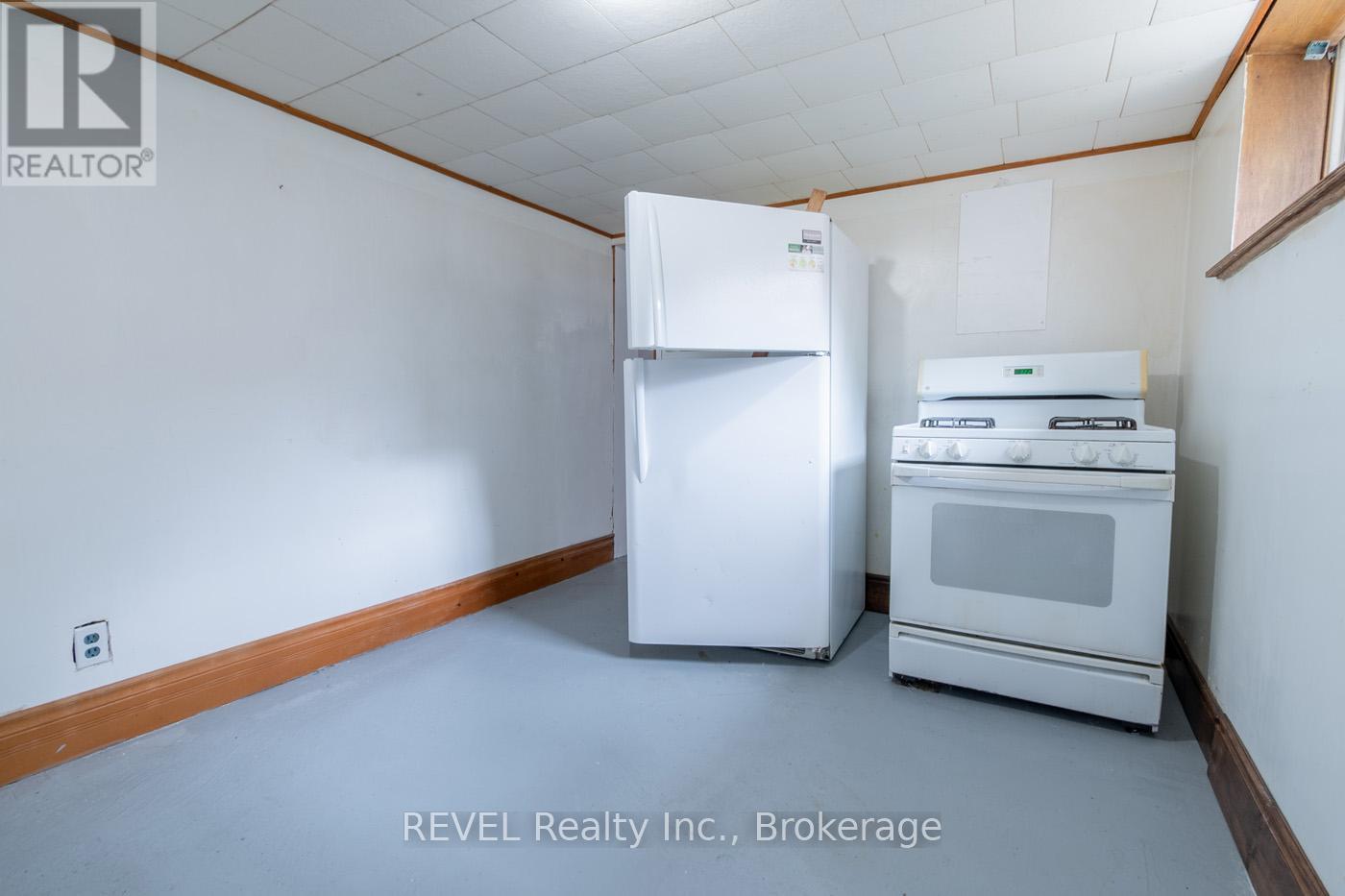 181 Cross Street, Port Colborne, Ontario  L3K 1L7 - Photo 33 - X12377826