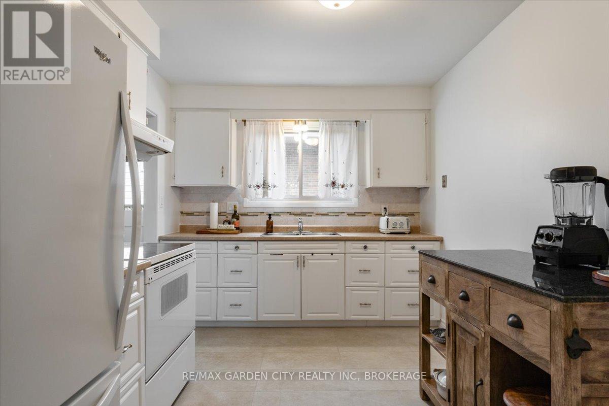 68 Barrington Drive, Welland, Ontario  L3C 5Z9 - Photo 6 - X12379152