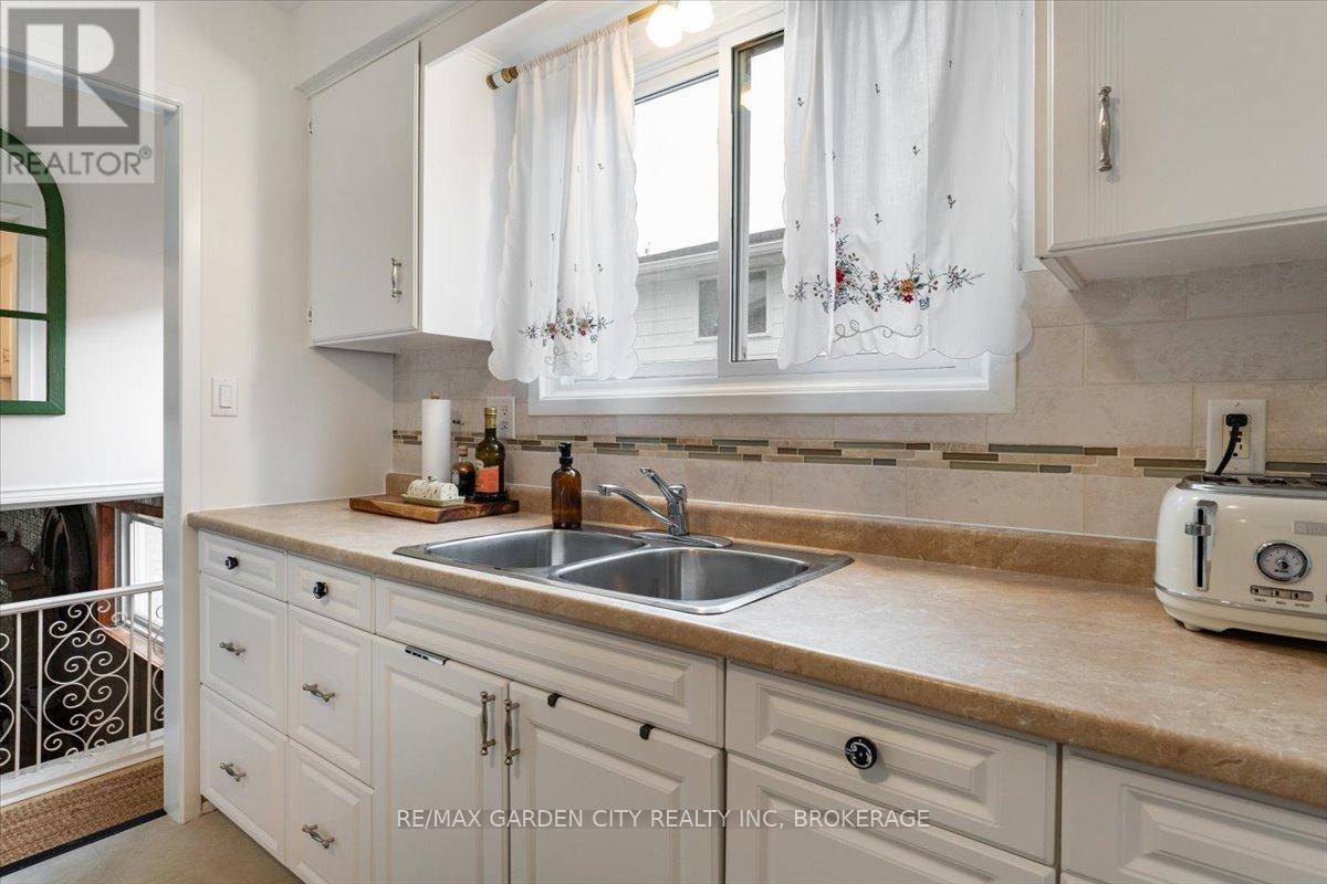 68 Barrington Drive, Welland, Ontario  L3C 5Z9 - Photo 7 - X12379152