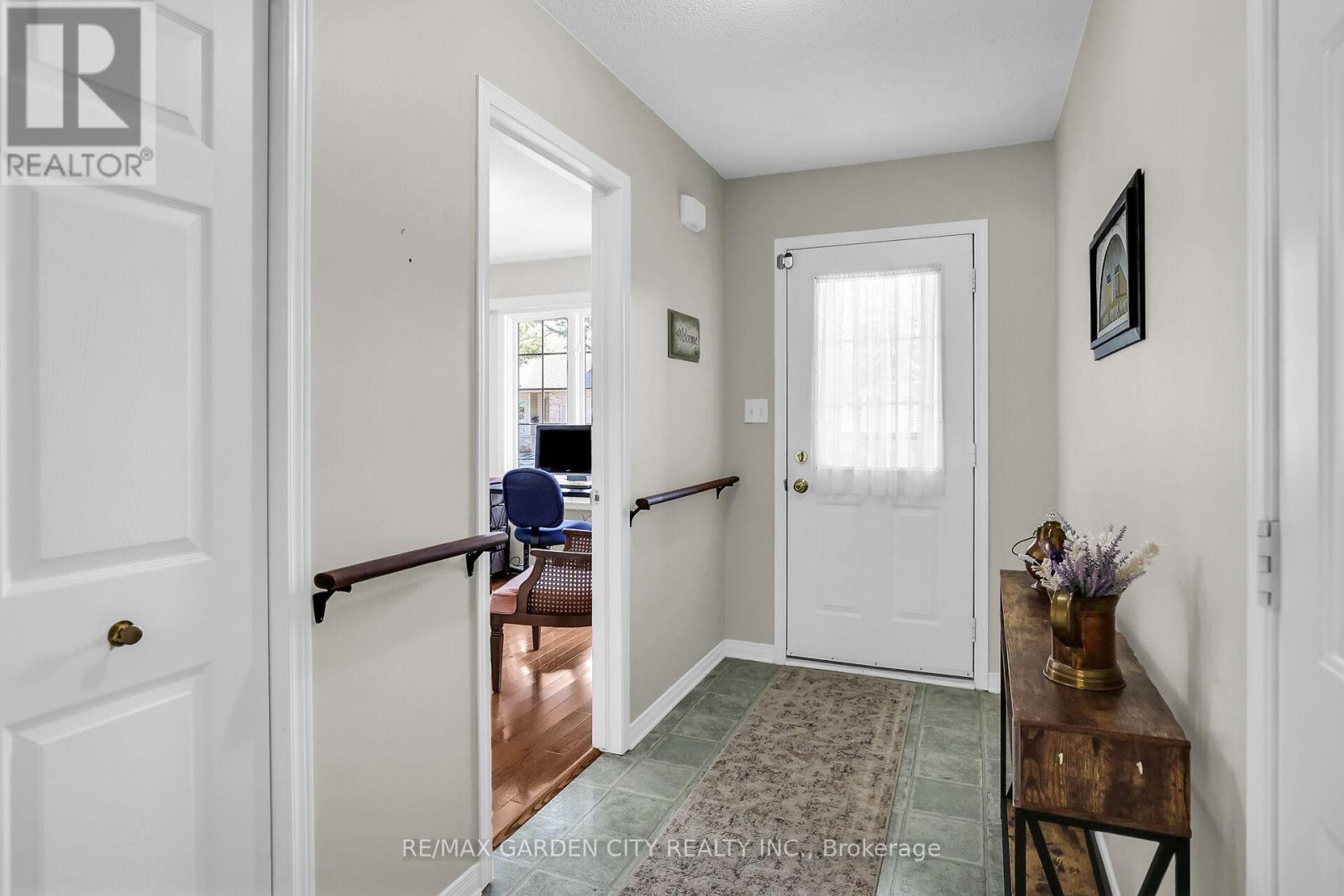 27 - 303 Central Avenue, Grimsby, Ontario  L3M 5L7 - Photo 3 - X12383719