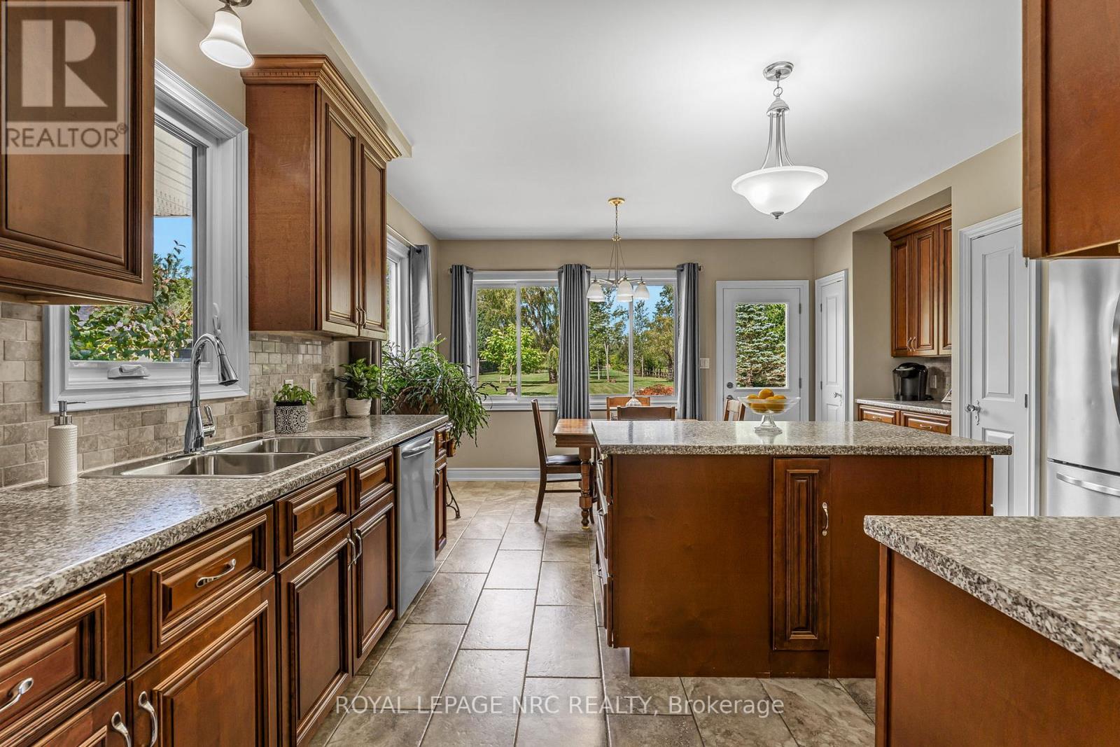 880 Edgemere Road, Fort Erie, Ontario  L2A 1A8 - Photo 11 - X12384029