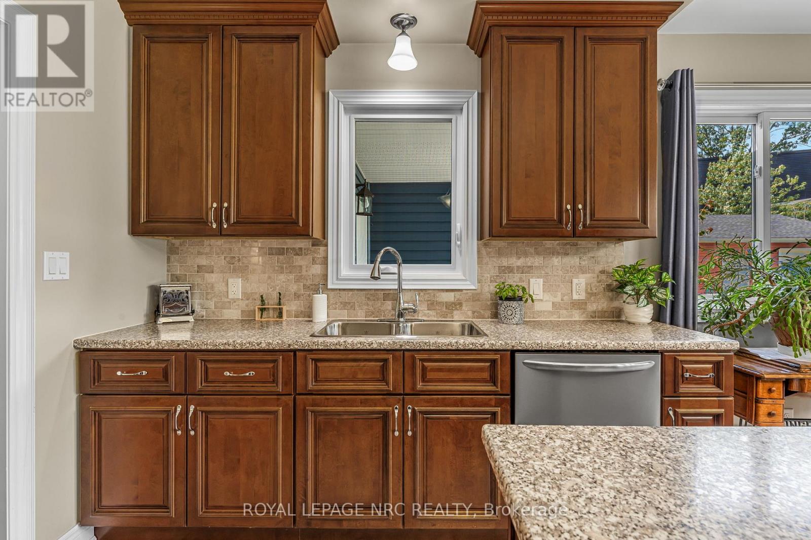 880 Edgemere Road, Fort Erie, Ontario  L2A 1A8 - Photo 13 - X12384029