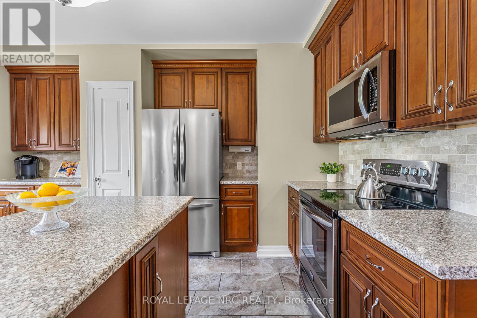 880 Edgemere Road, Fort Erie, Ontario  L2A 1A8 - Photo 14 - X12384029