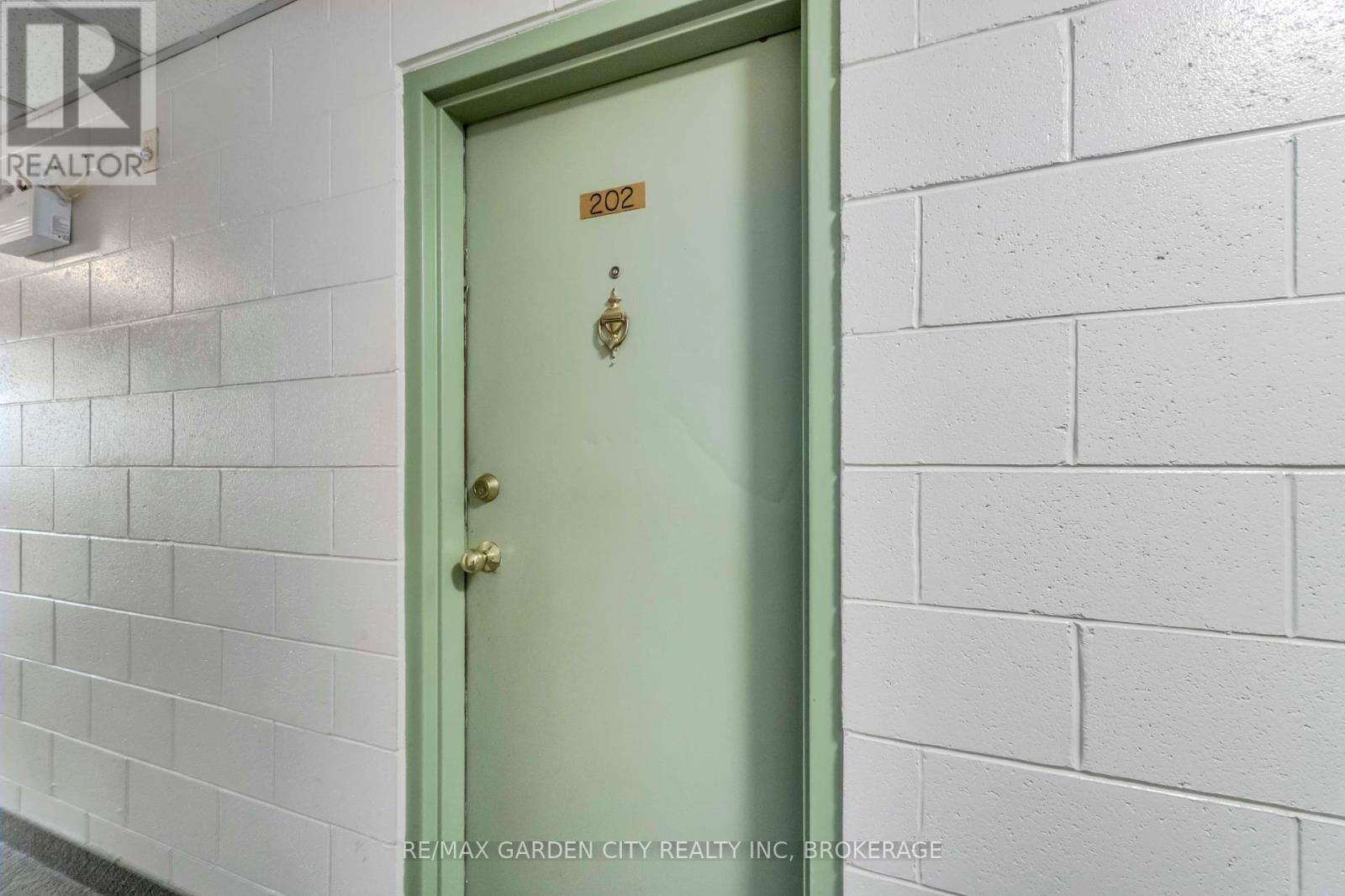 202 - 4692 Crysler Avenue, Niagara Falls, Ontario  L2E 3V8 - Photo 4 - X12384741