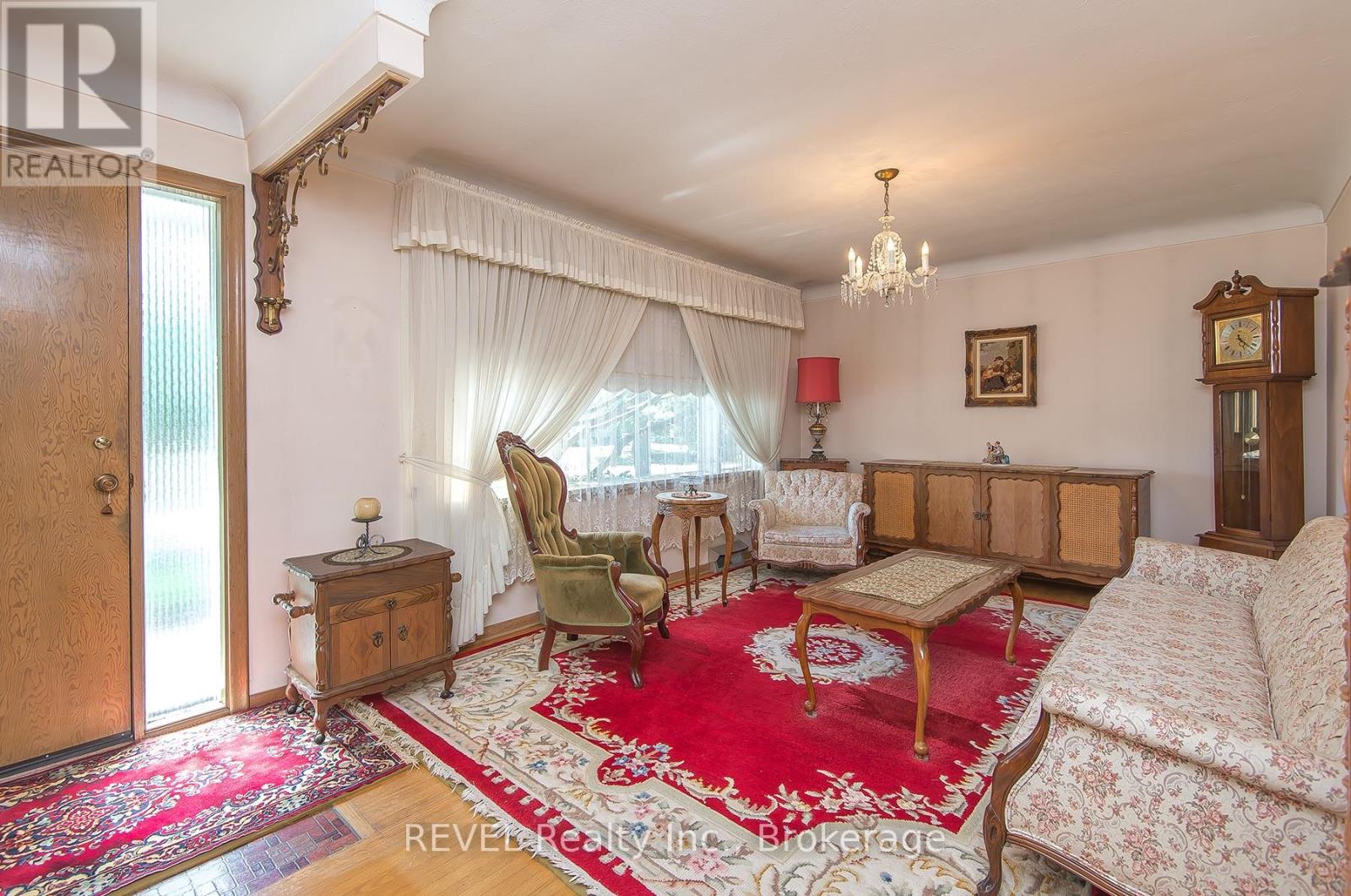 9 Hawthorne Avenue, St. Catharines, Ontario  L2M 6A8 - Photo 4 - X12387933