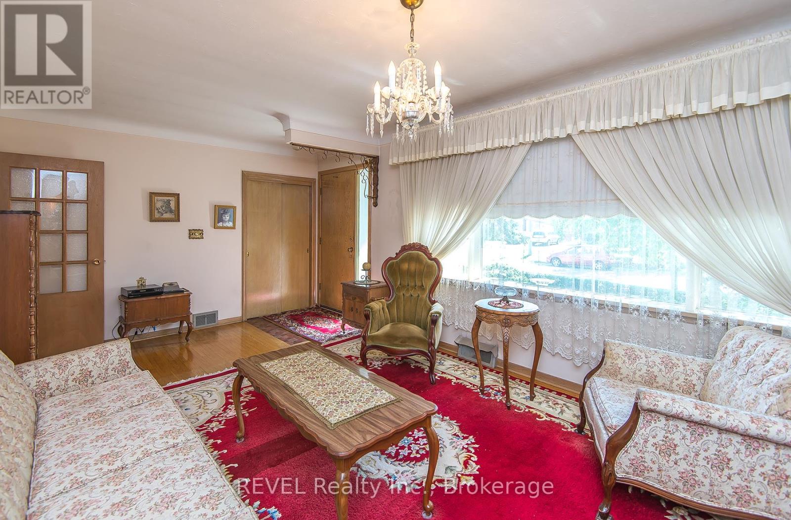 9 Hawthorne Avenue, St. Catharines, Ontario  L2M 6A8 - Photo 6 - X12387933