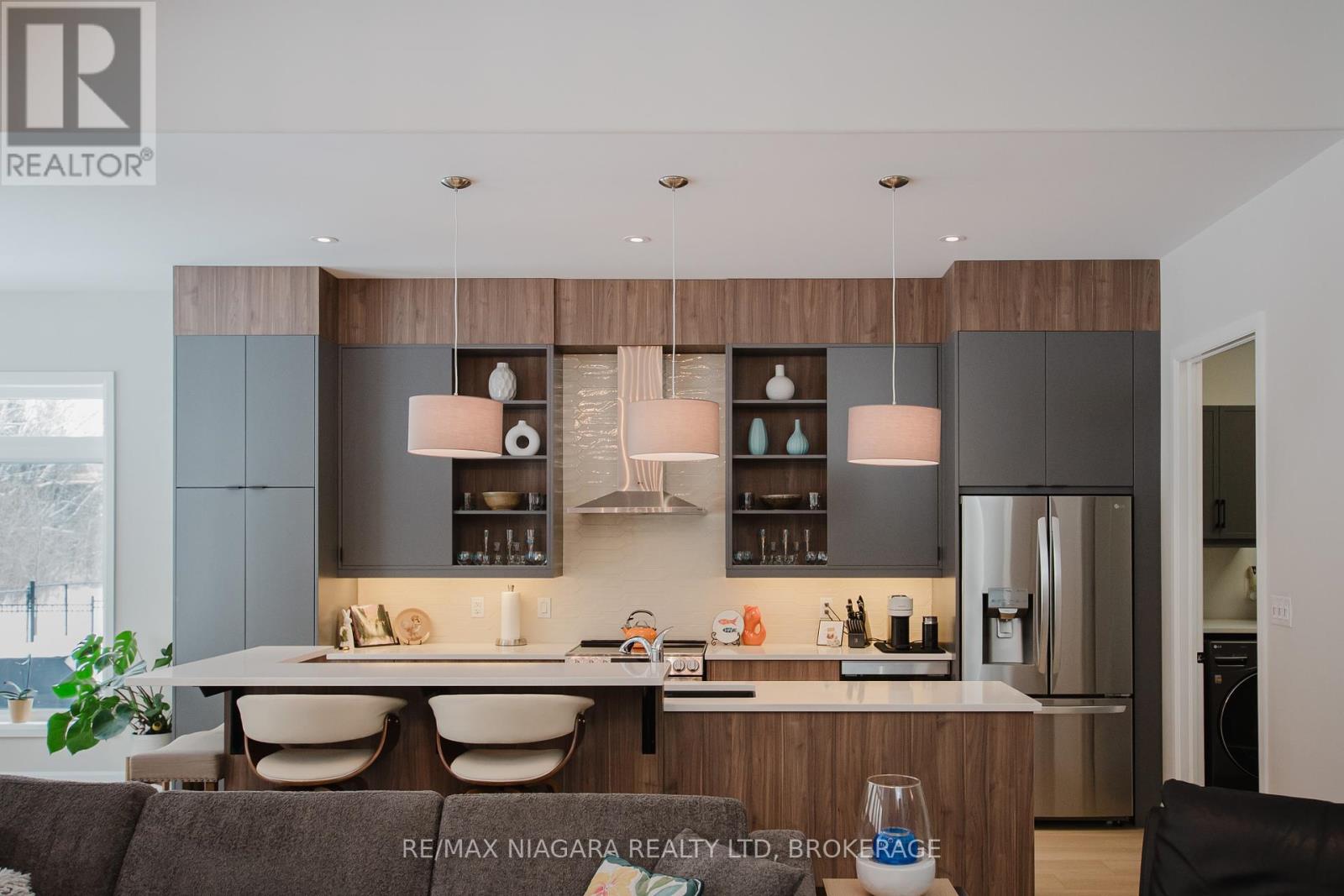 3376 Whispering Woods Trail, Fort Erie, Ontario  L0S 1N0 - Photo 2 - X12389877